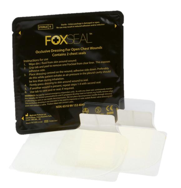 Schwarze Packung Foxseal™ Chest Seal mit gelbem Pluszeichen, enthaltene sterile Okklusivverbände und Gebrauchsanleitung für Thoraxwunden sichtbar.