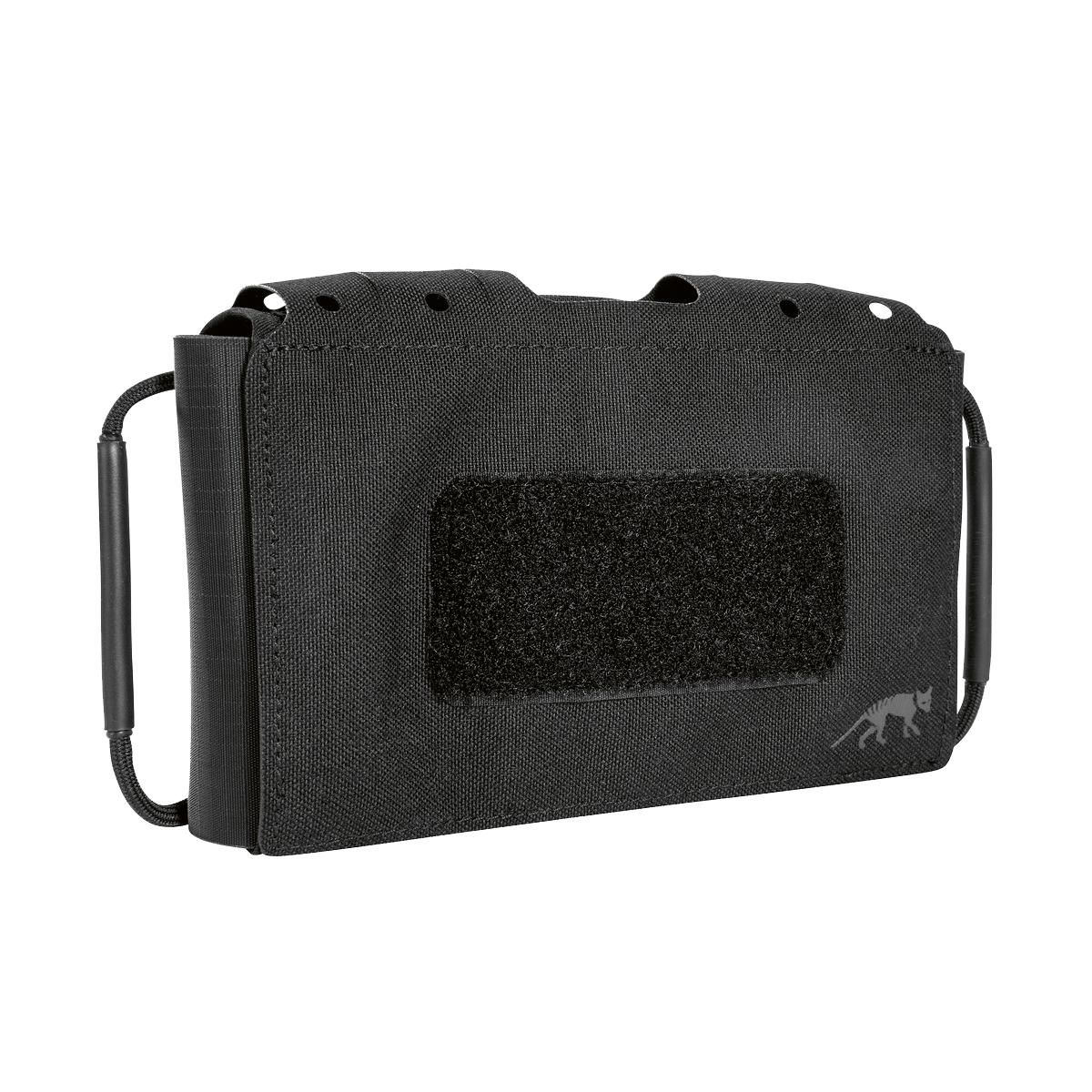 TT IFAK Pouch Dual aus laminiertem CORDURA®-Material mit zwei seitlichen Schultergurten, Patch und Katze-Logo auf der Vorderseite.