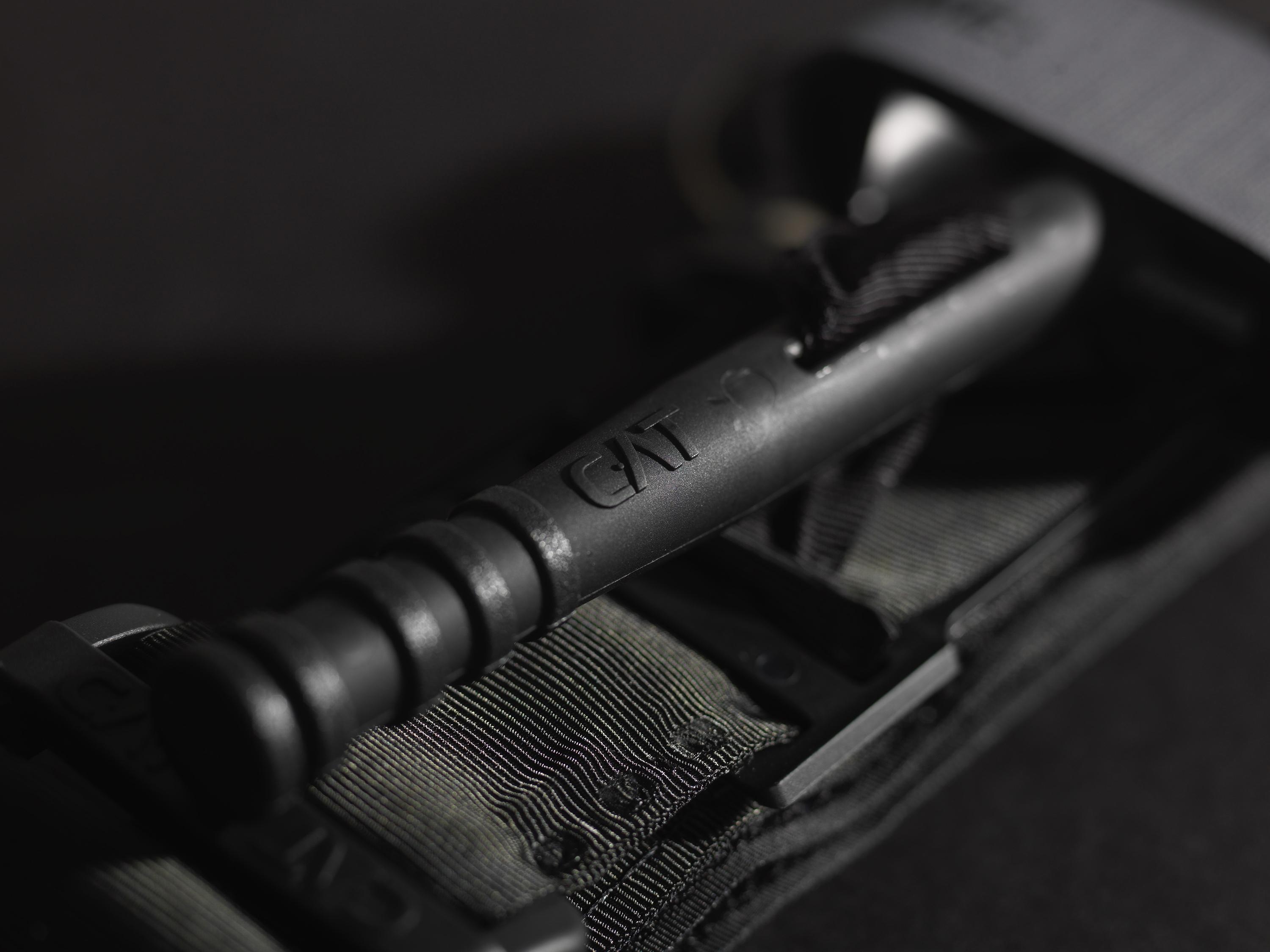 Schwarzes Combat Application Tourniquet® (CAT®) mit individuell verstellbarem Gurt und robustem Knebel für schnelle Blutstillung an Extremitäten.