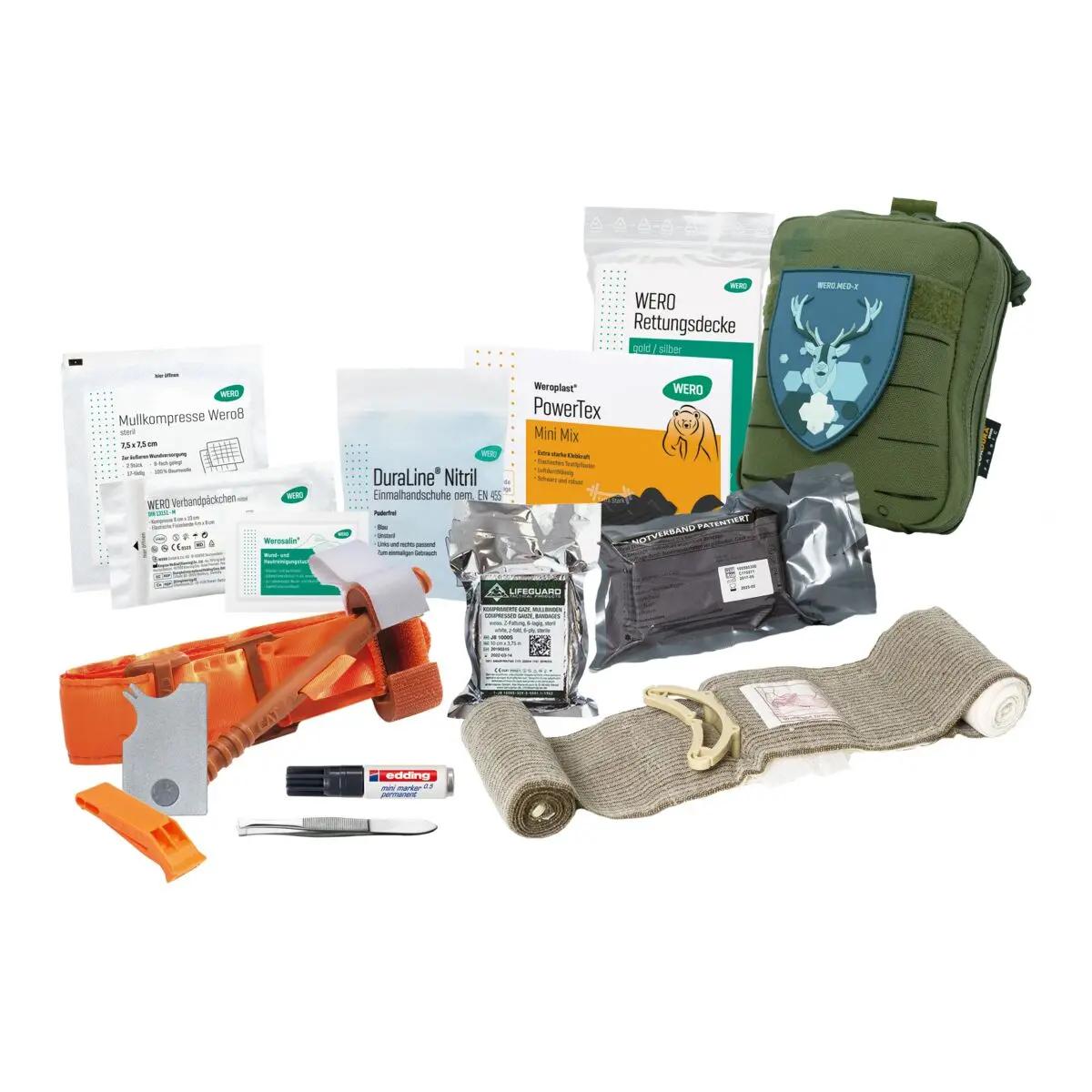 Umfangreiches Erste-Hilfe-Set in grüner, wasserdichter Tasche mit Rehkopf-Logo, Bandagen, Pflaster, Thermometer, Marker und kleinem Notfallwerkzeug.