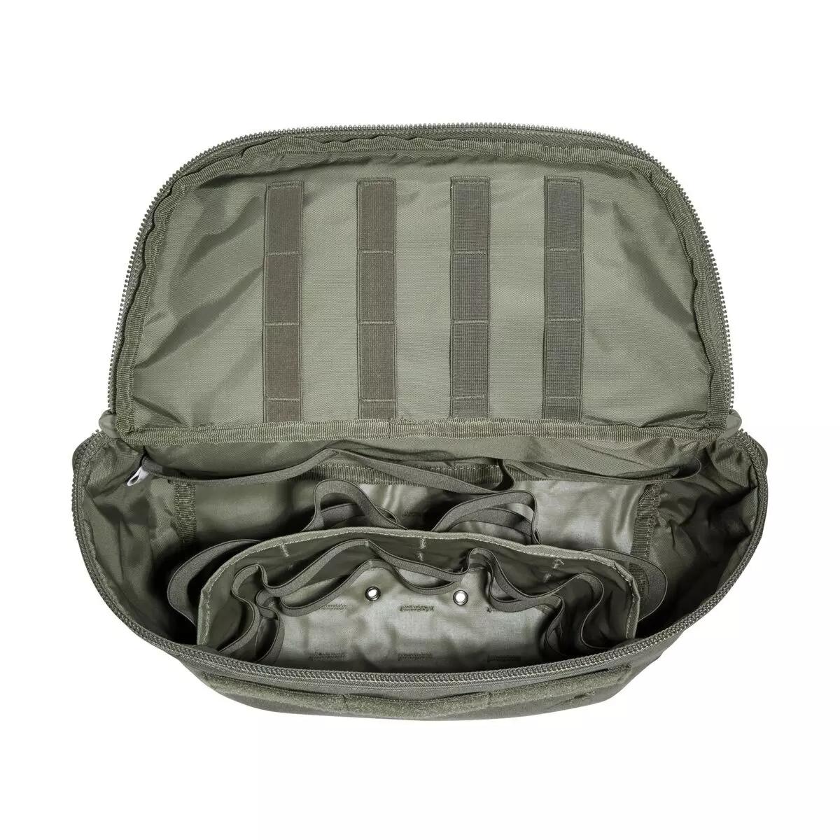 Grüne TT Medic Hip Bag IRR, aus robustem CORDURA®, zeigt seitliche MOLLE-Klettflächen und nach oben aufziehbaren Deckel mit Scherentasche.