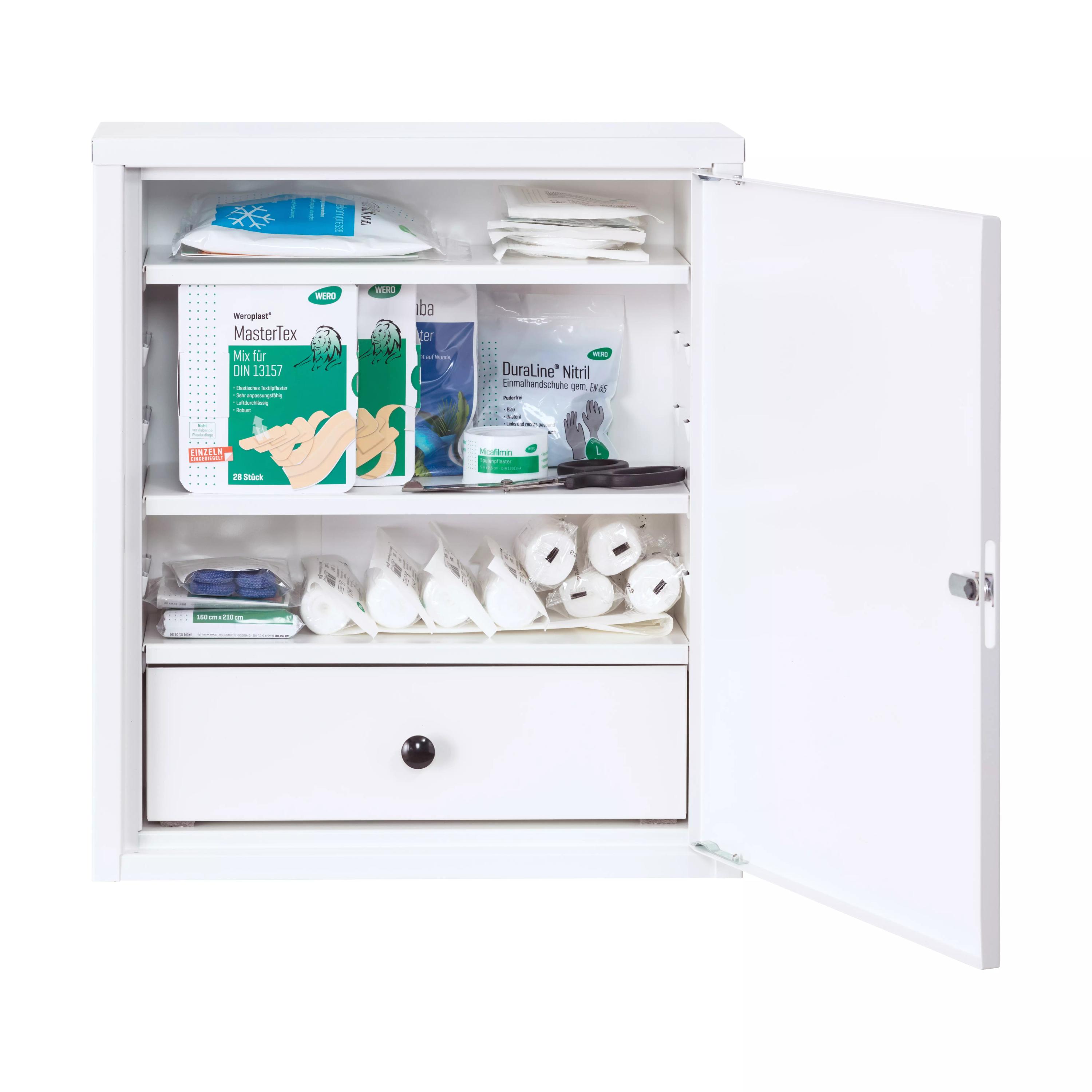 Ein geöffneter WERO Verbandschrank Midi Xtra 222 mit drei verstellbaren Zwischenböden und einer Schublade, übersichtlich mit Verbandsmaterial bestückt.