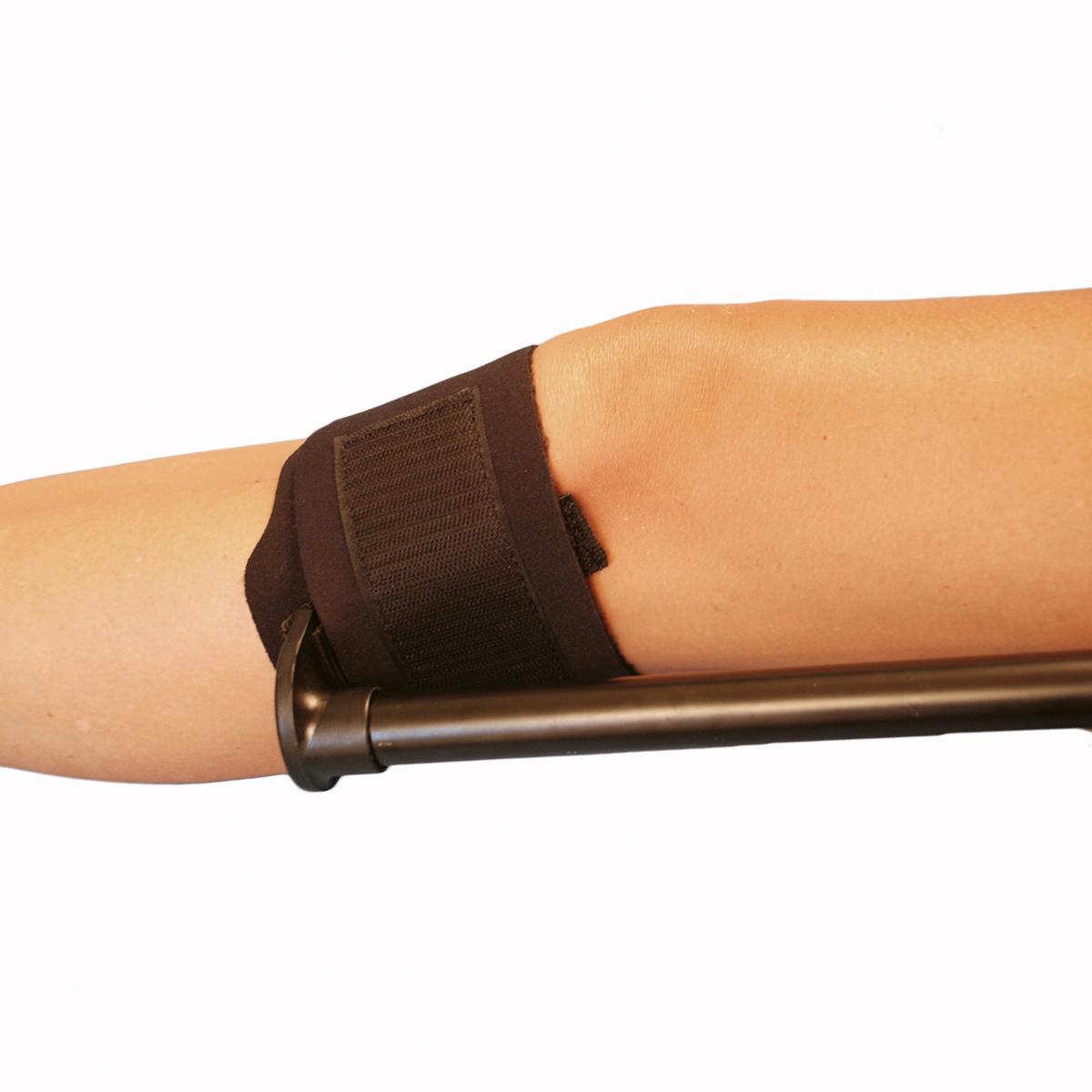 Ein ausgestreckter Arm trägt die Slishman Traction Splint (STS), die als flexible, kompakte Schiene mit schwarzem Verschlussband über dem Ellbogen angelegt wurde.