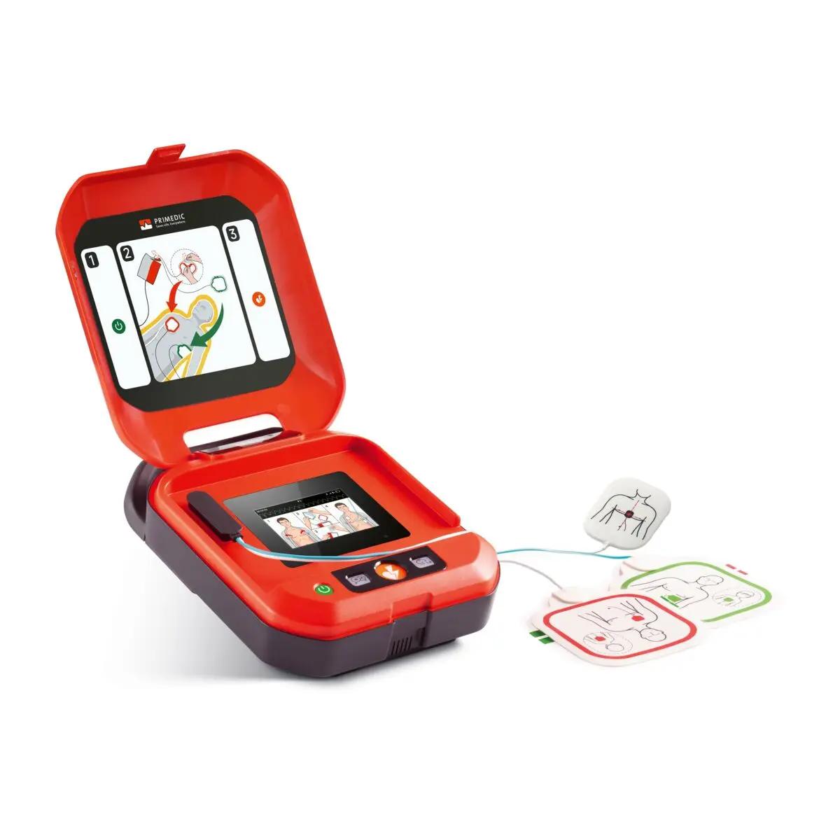 Ein geöffneter Defibrillator-Set HeartSave Y/YA zeigt ein animiertes Video zur Anwendung, aufgeklebte Elektroden und farbiges Display mit Steuerknöpfen.