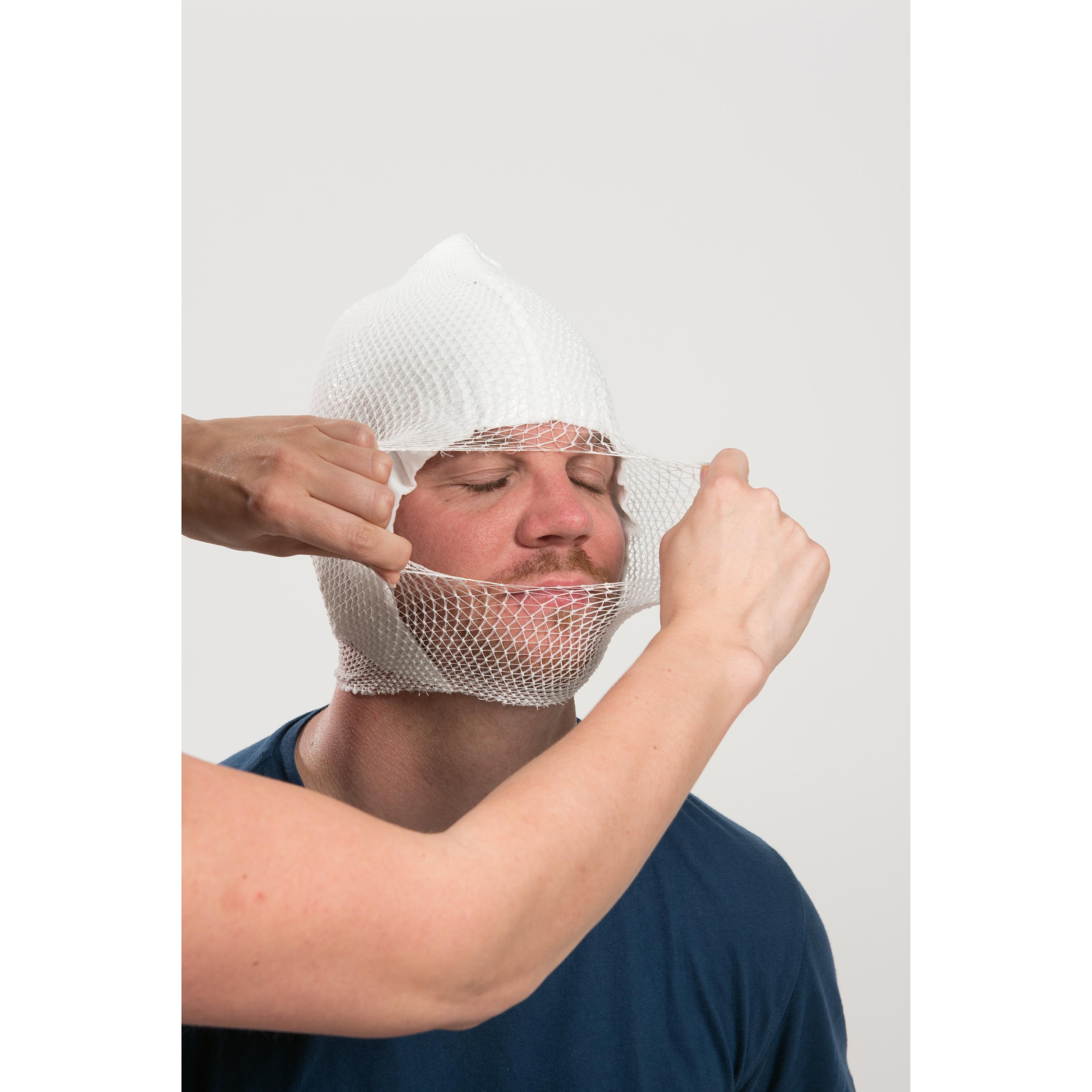 Ein Mann trägt einen WERO MediCap Kopfschnellverband mit integrierter Netzhaube zur schnellen, sauberen Versorgung von Kopfverletzungen, der nicht mit der Wunde verklebt.