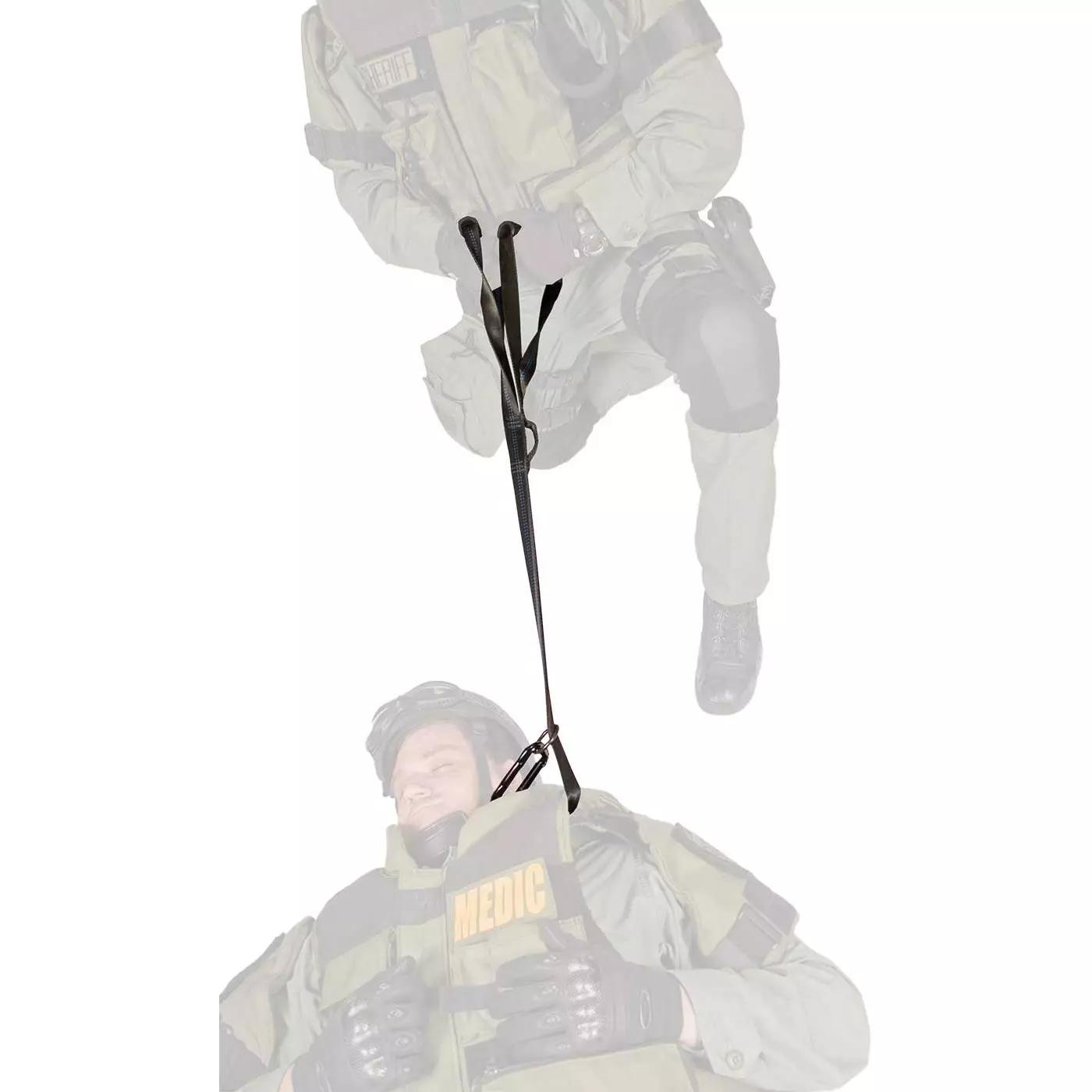 Eine Person trägt das NAR Dragon Handle System Rettungsgurtsystem mit gelbem "MEDIC"-Schriftzug, rotem Streifen und mehreren Befestigungspunkten.