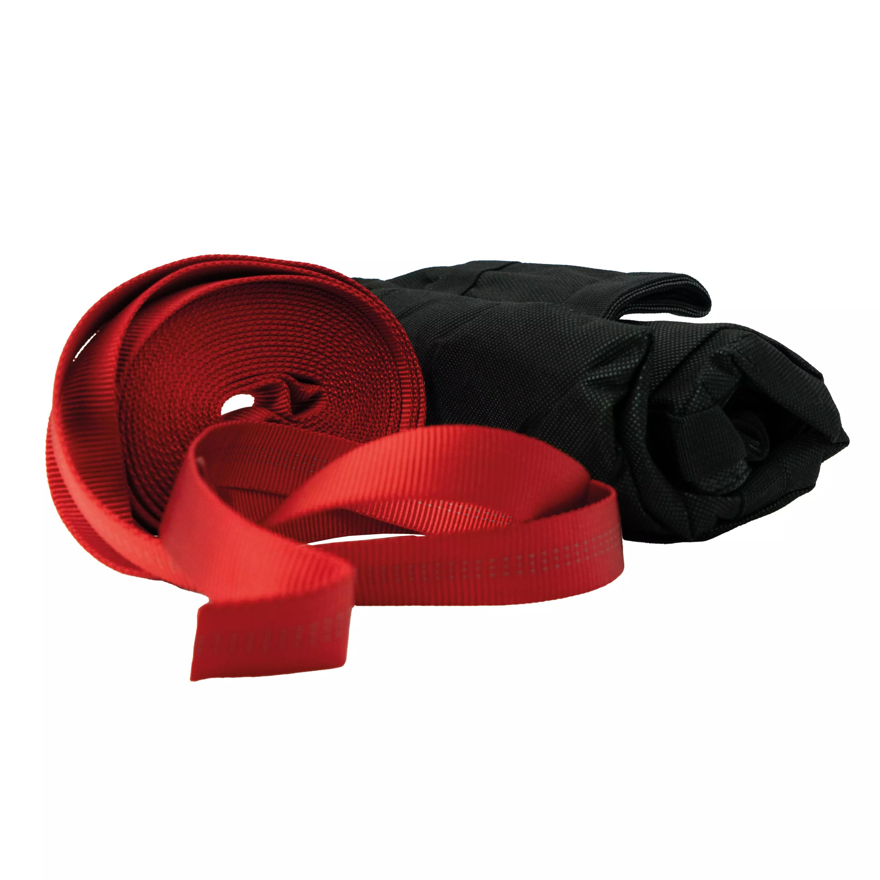 Eine aufgerollte, rote Bandschlinge und eine schwarze, kompakt gefaltete Tasche des Rescue Essentials Casualty Evacuation Set liegen nebeneinander.