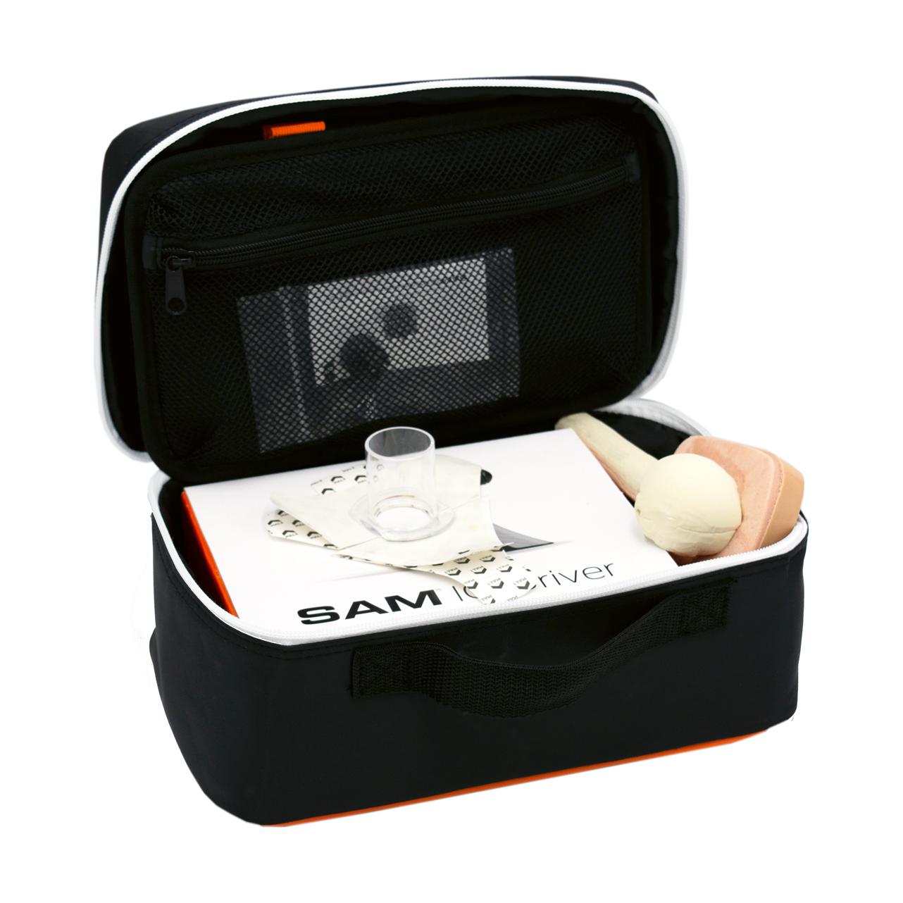 Das geöffnete SAM IO® Trainingsset zeigt eine gepolsterte Tasche mit verschiedenen Trainingsnadeln, Handbohrer und Zubehör für intraossäres Training.
