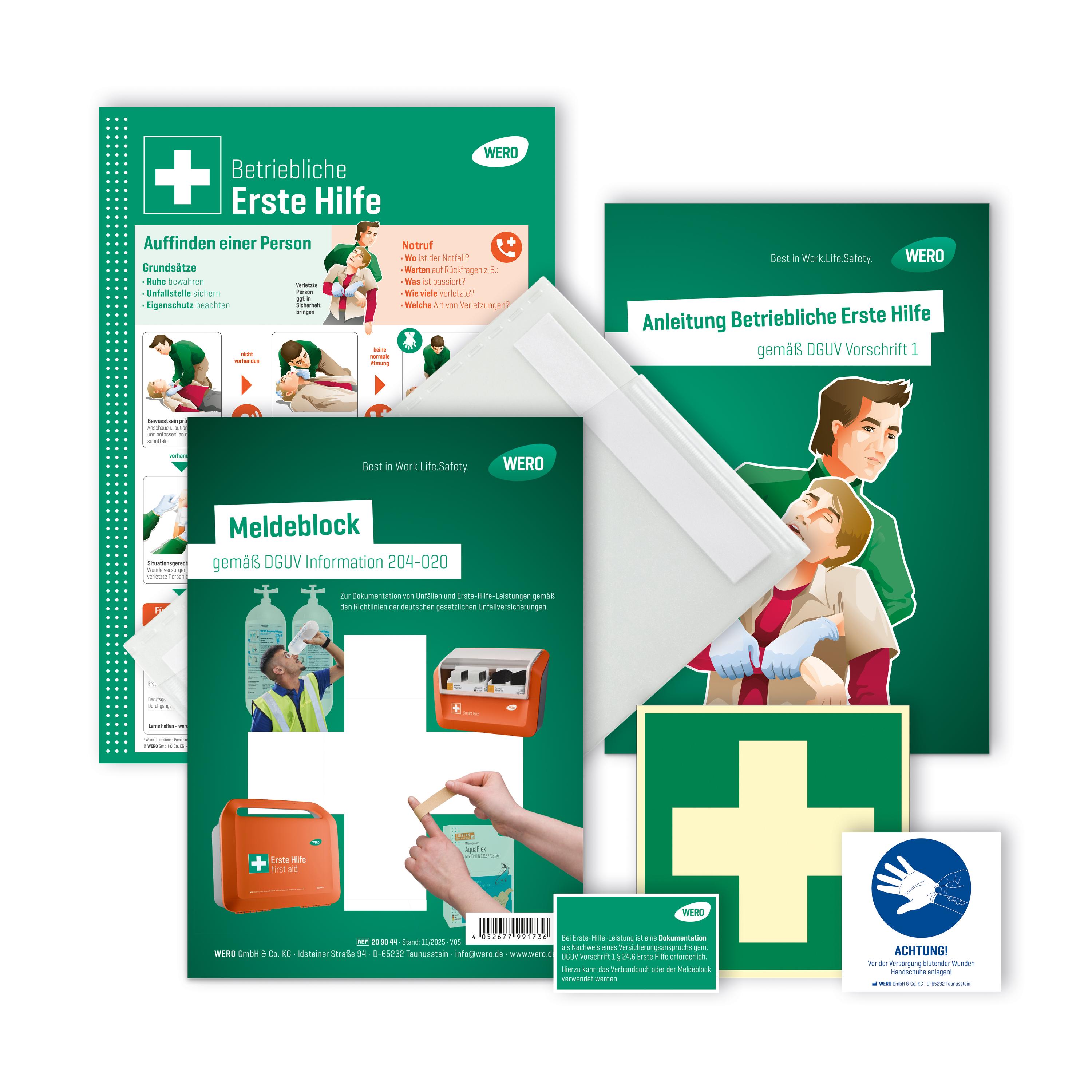 Sortiment an betrieblicher Erste-Hilfe-Ausrüstung mit Infoposter, Pflasterbox, Warnetiketten, Luftpumpe und visuellen Anleitungen auf Deutsch.