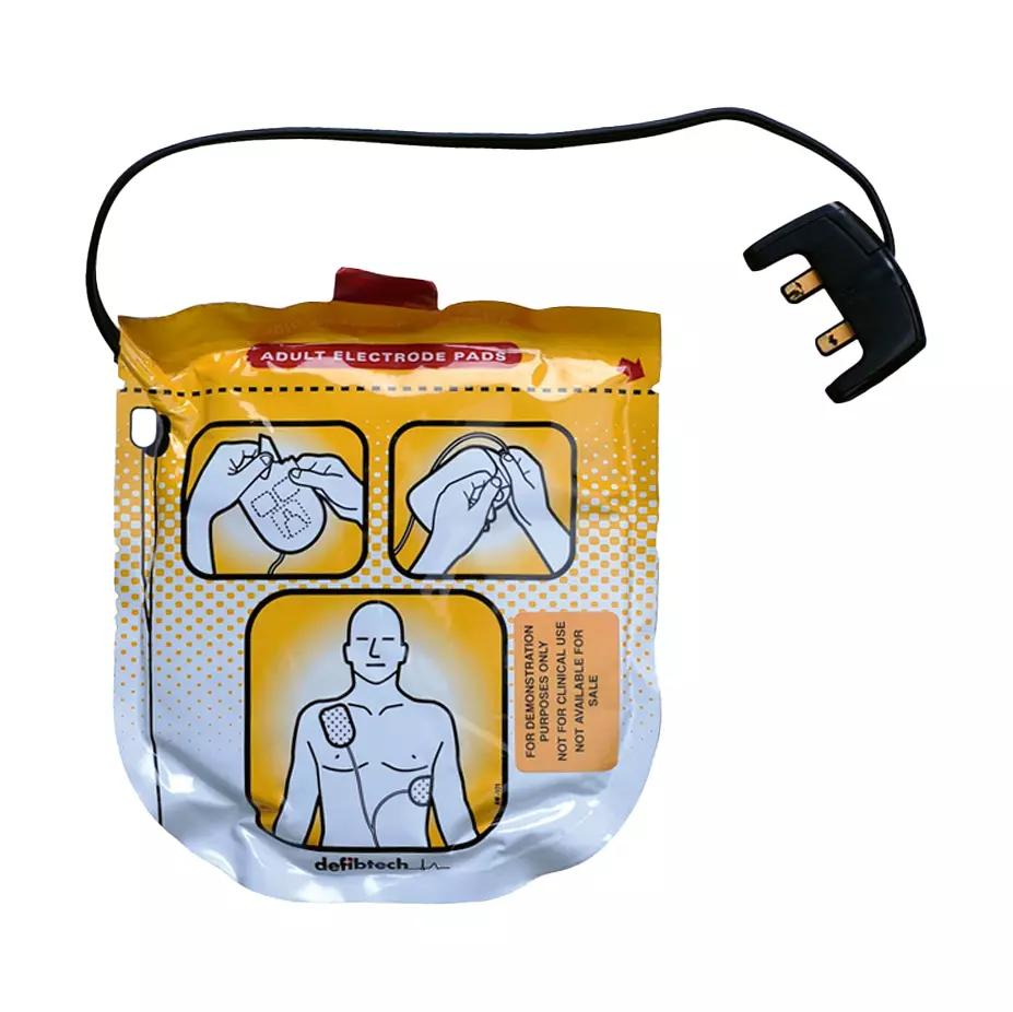 Defibtech Lifeline AED VIEW Elektrode für Erwachsene im geöffneten gelben Pack mit Bedienhinweisen, rotem Knopf und Illustrationen zur Platzierung.