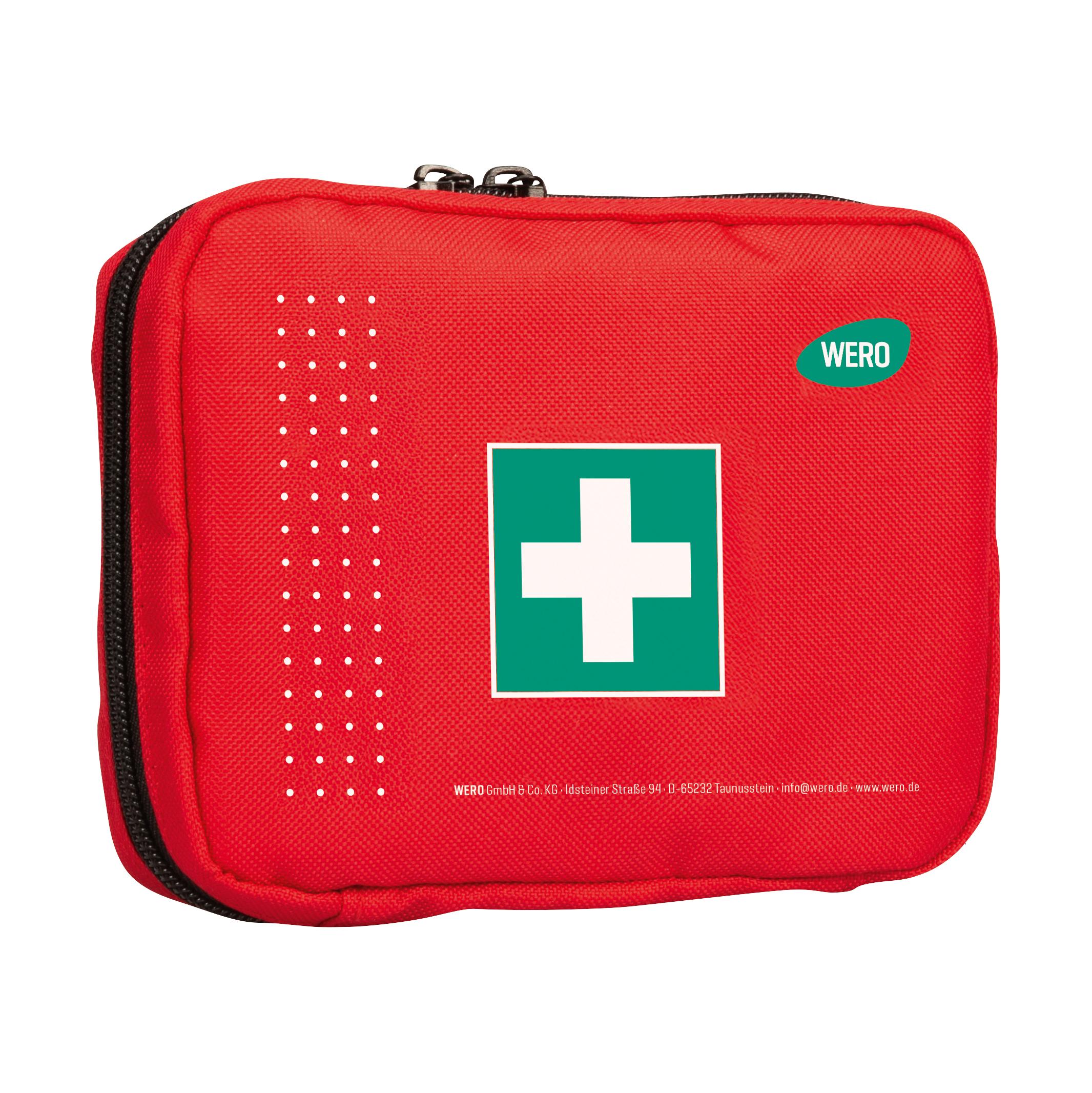 Die WERO Erste Hilfe Tasche - klein aus rotem Nylon 600D steht aufrecht, zeigt einen weißen Kreuzaufdruck, schwarze Umrandung und grüne Markenetikett.