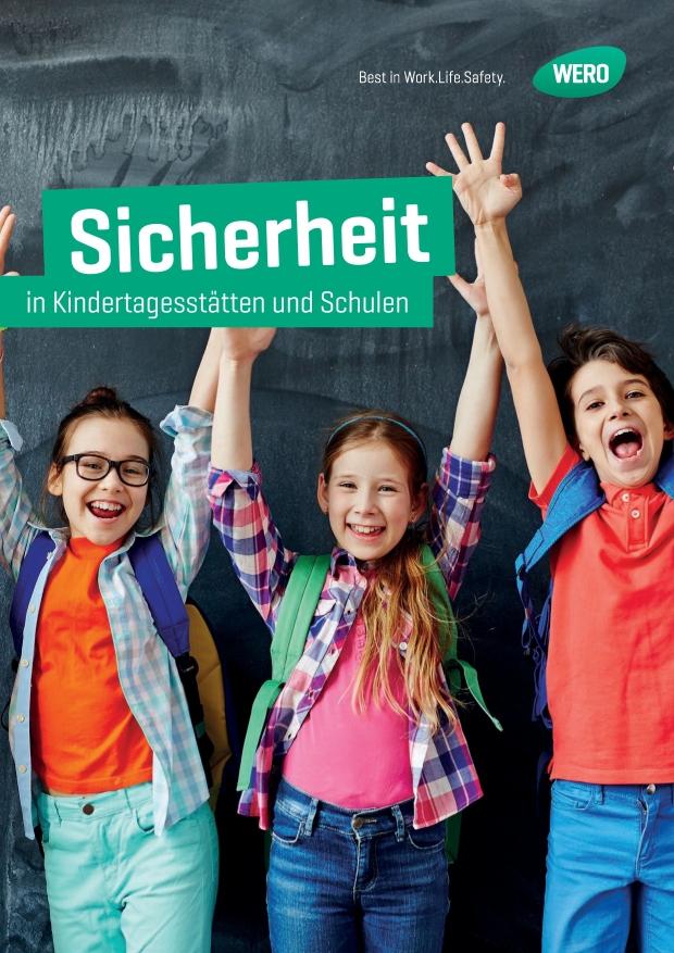 Drei lachende Kinder mit bunten Rucksäcken jubeln vor einer Tafel, Posteraufschrift: "Sicherheit in Kindertagessätten und Schulen".