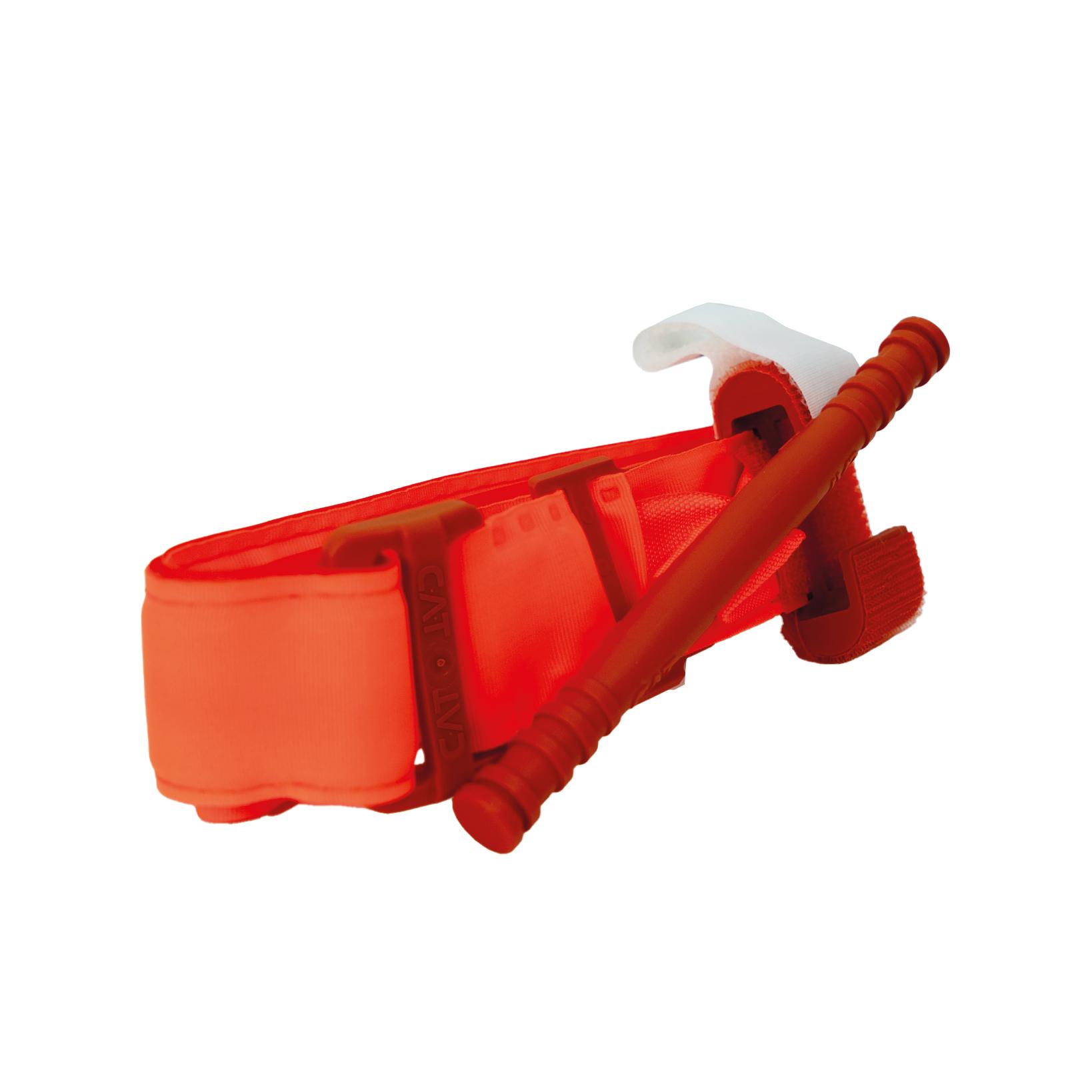 Alt-Text: Combat Application Tourniquet® (CAT®), das ORIGINAL - Orange mit individuell verstellbarem Gurt, silbernem und rotem Verschluss sowie ergonomischem Griff.