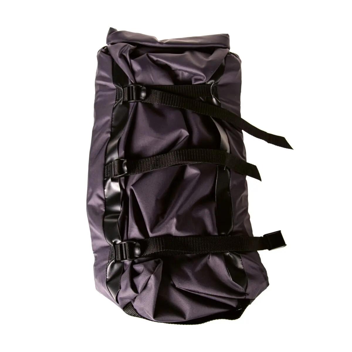 Eine schwarze Thermosaver Hypothermic Rescue Bag mit mehreren Gurten und Schnallen aus wasserabweisendem, winddichtem Polyester liegt flach auf weißem Untergrund.