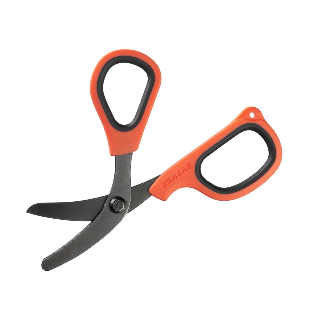 XSHEAR® Mini Traumaschere mit orangefarbenen Griffen und schwarzer, gezahnter Klinge in kompakter, leichter Ausführung, nach links geöffnet.