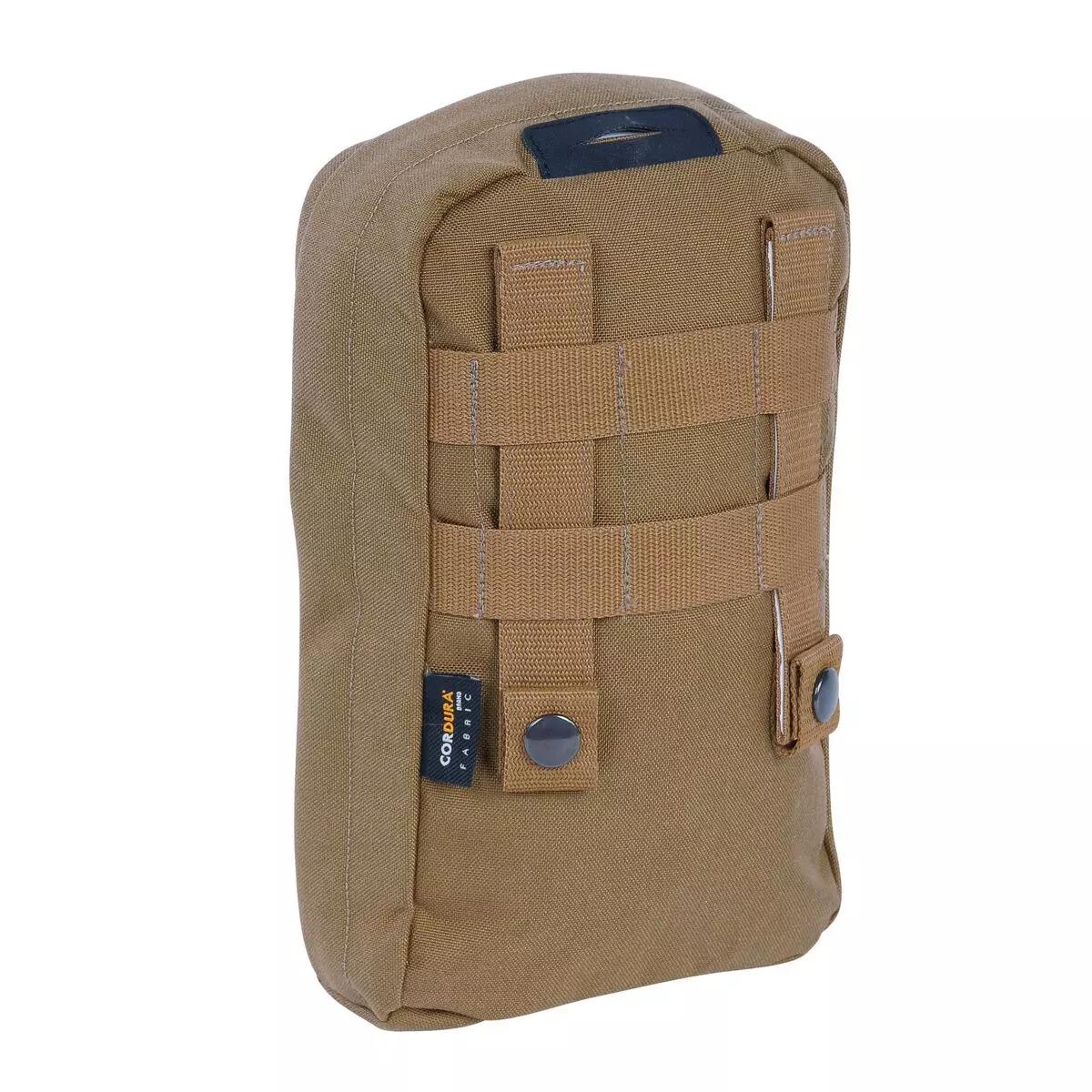 TT Tac Pouch 7 - Coyote in sandfarben mit schwarzem Griff und langlebigem Material, Frontknöpfen und mehreren Außenfächern für Ausrüstung.