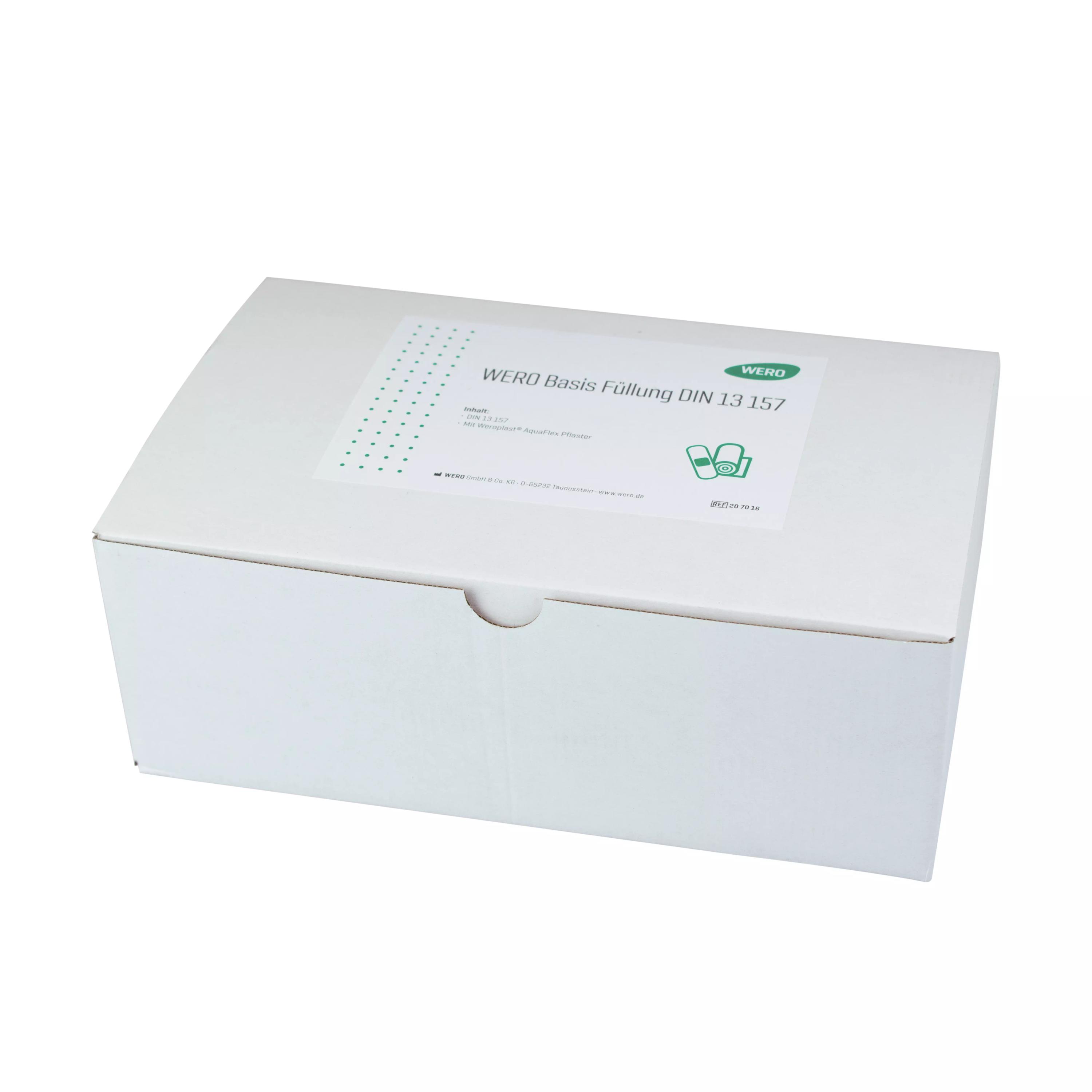 Weiße Box mit großem Deckel und grün-weißer Aufschrift "WERO Basis Füllung DIN 13157 mit Weroplast AquaFlex Pflastern" vorne.