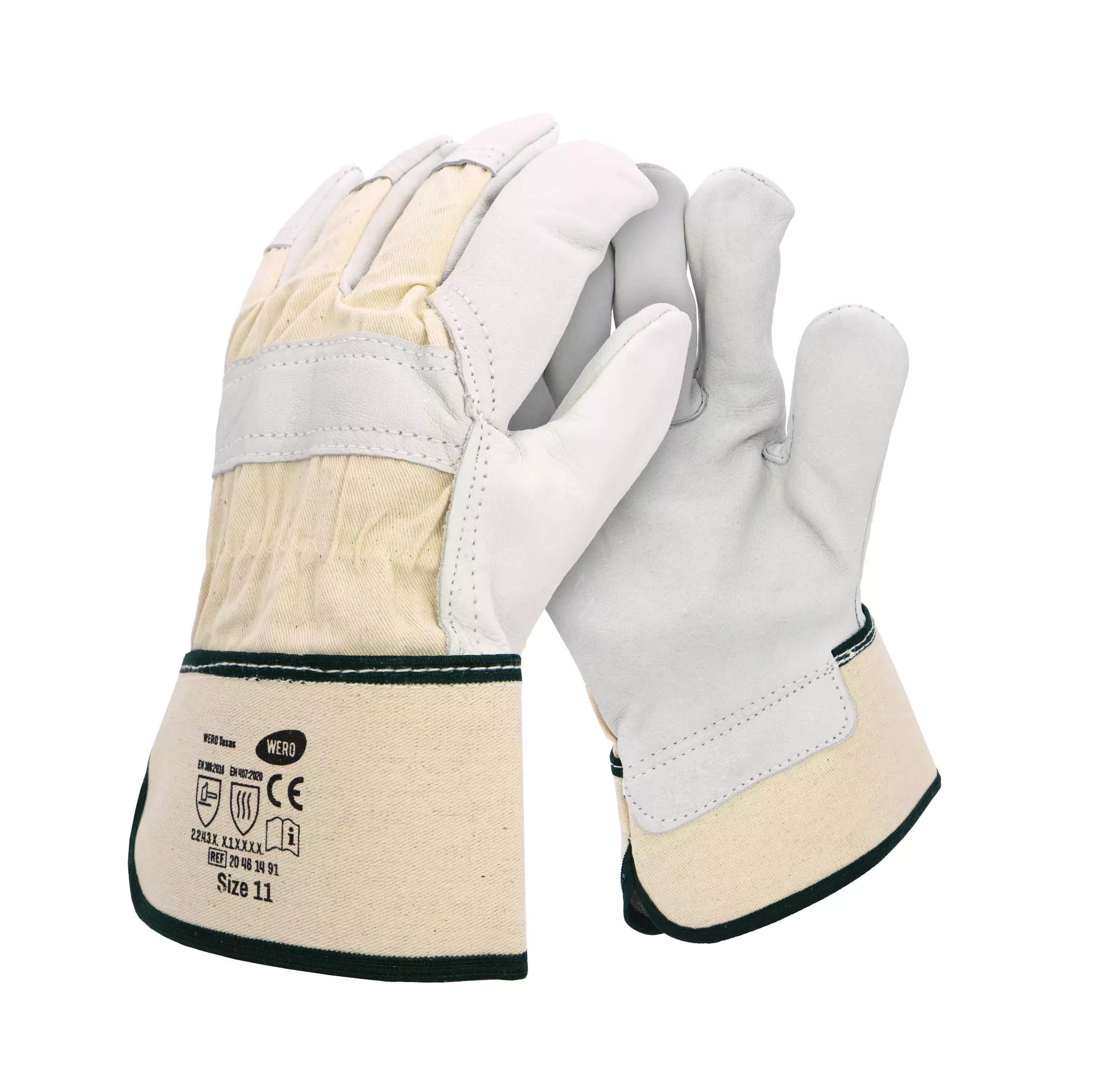 Zwei Hände tragen den Lederhandschuh WERO Texas, Größe 11, beige mit dunkelgrüner Umrandung und gut sichtbaren Sicherheitszertifikaten.