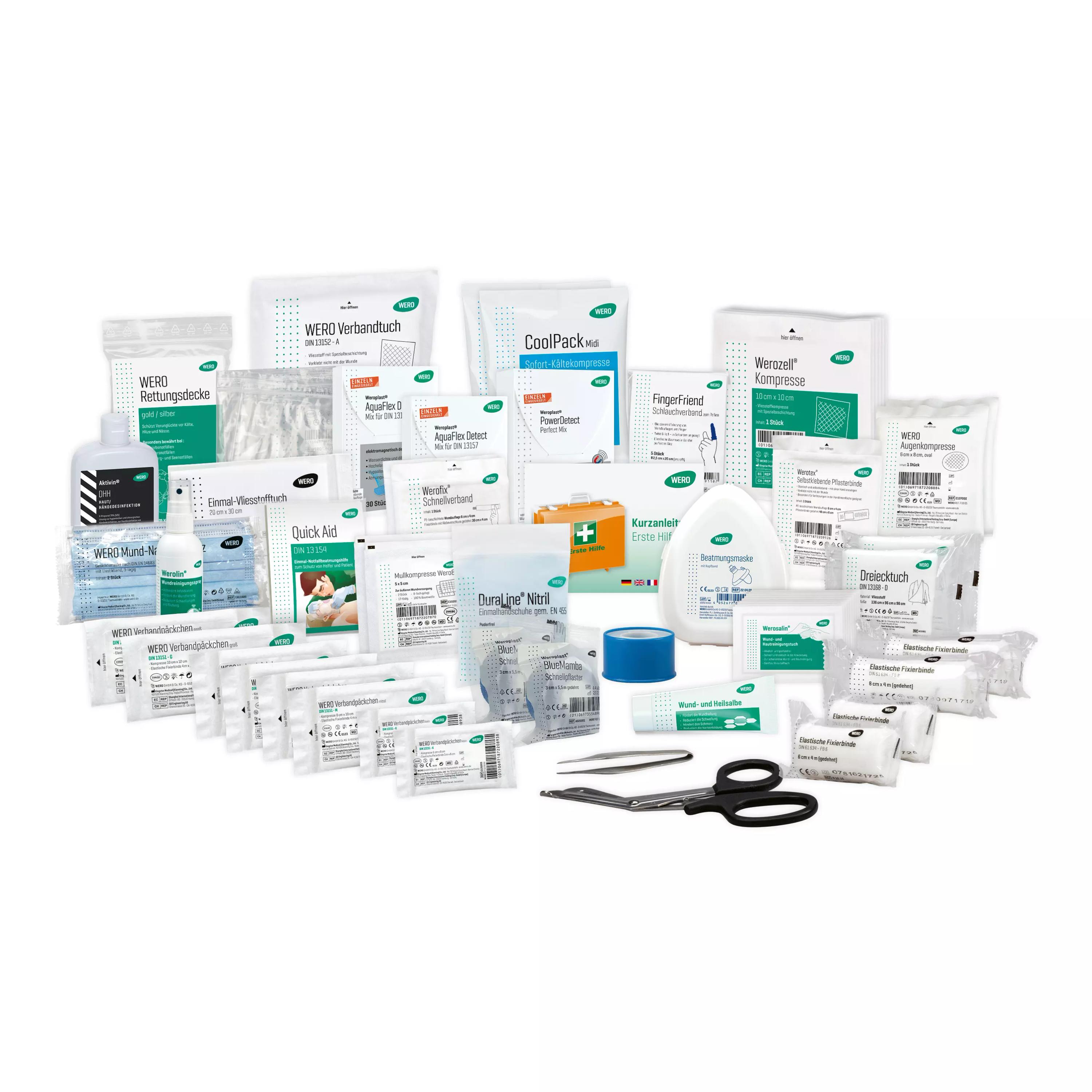 Eine WERO Füllung DIN 13157 Allround Plus, detektierbar, mit blauen Nitrilhandschuhen und verschiedenen, klar beschrifteten Erste-Hilfe-Materialien.