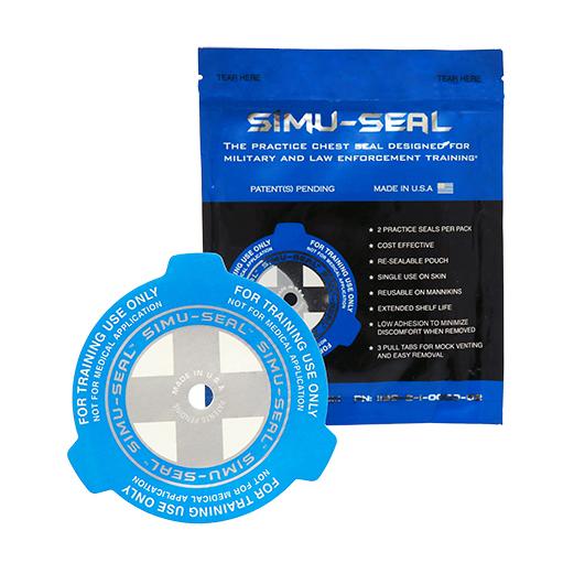 SIMU-SEAL™ Übungs Chest Seal in leuchtendem Blau mit weißem Kreuz, drei Zuglaschen und Aufdruck für Trainingszwecke.