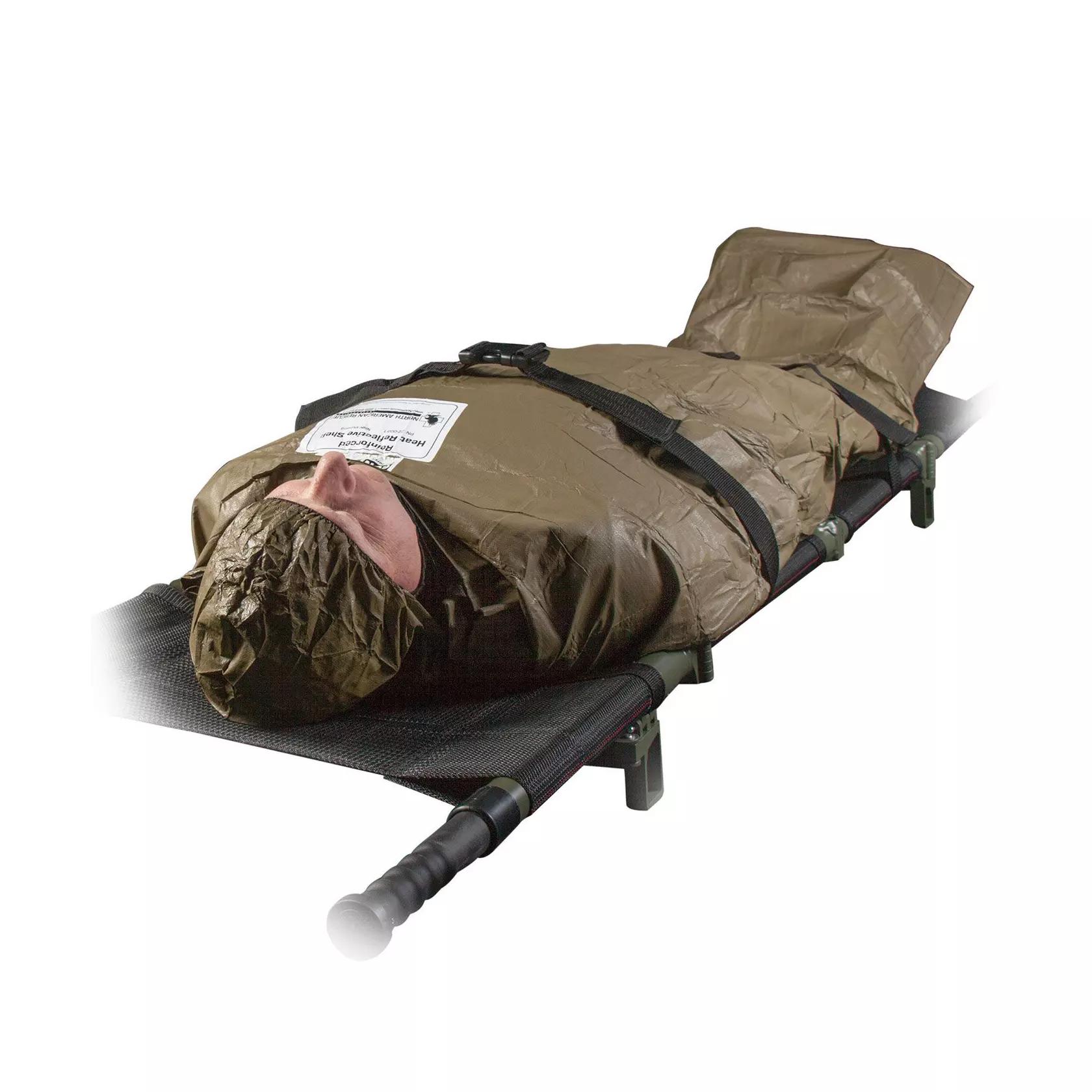 Person liegt in einer braunen, wasserdichten Wärmehülle des NAR Hypothermia Prevention and Management Kit (HPMK®) auf einer Trage.