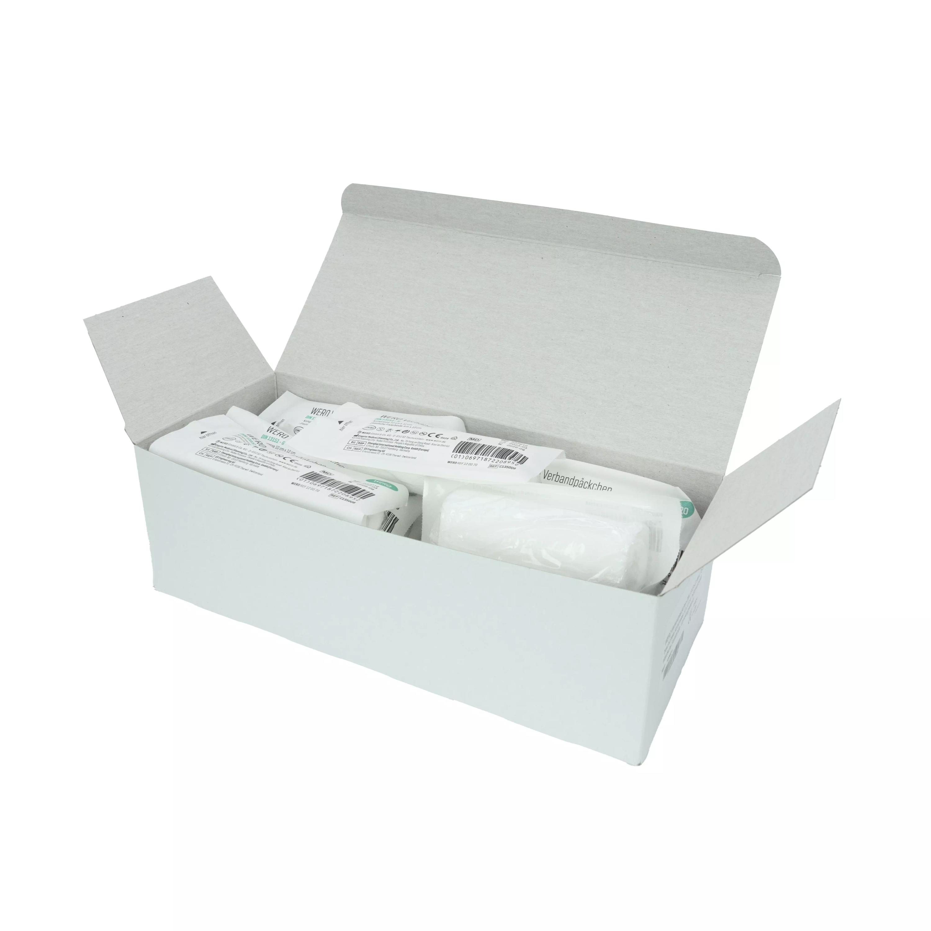 Geöffnete Box mit WERO Verbandpäckchen DIN 13151 G zeigt einzeln verpackte, aluminiumfreie Kompressen mit Spezialbeschichtung, die nicht verkleben.