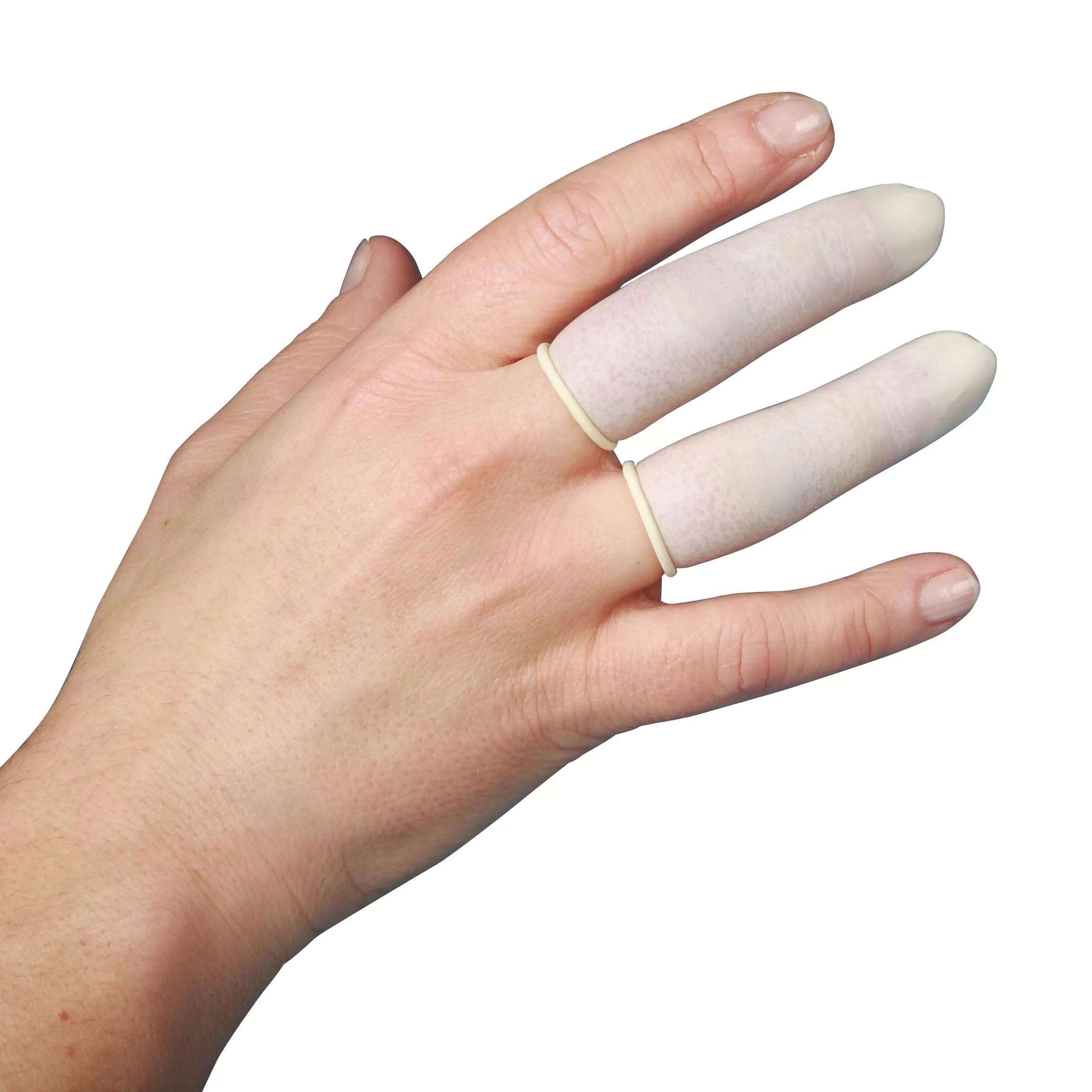 Zwei Finger einer Hand sind mit Basic Latex Fingerlinge - Beige, Mittel überzogen, die hauteng anliegen und Fingerkuppen sowie Fingerseiten bedecken.