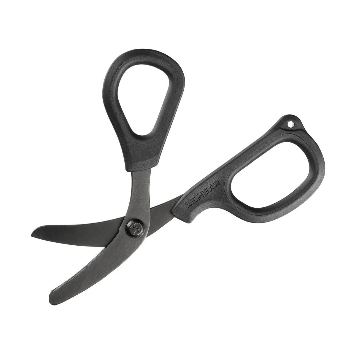 XSHEAR® Mini Traumaschere in Schwarz mit schwarzen Griffen und silbernen, leicht gebogenen, gezahnten Klingen in geöffneter Position.