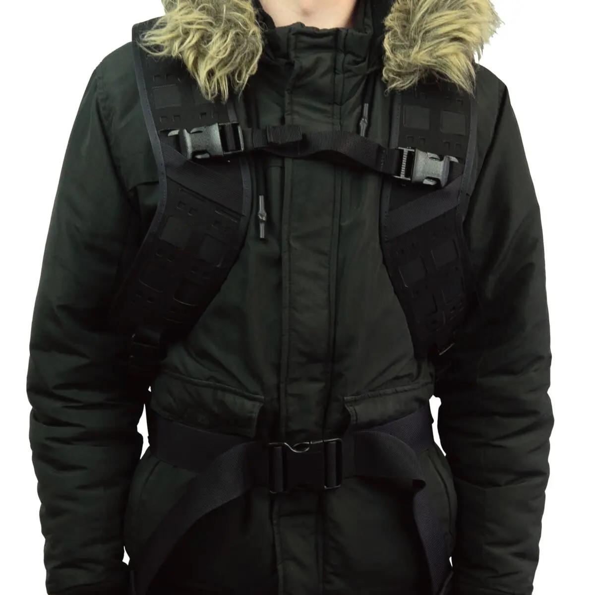 Eine Person trägt einen PARAMEDYK® Notfallrucksack – Schwarz aus CORDURA 1100dtex, mit verstellbaren Gurten und seitlichen Taschen am Rücken.