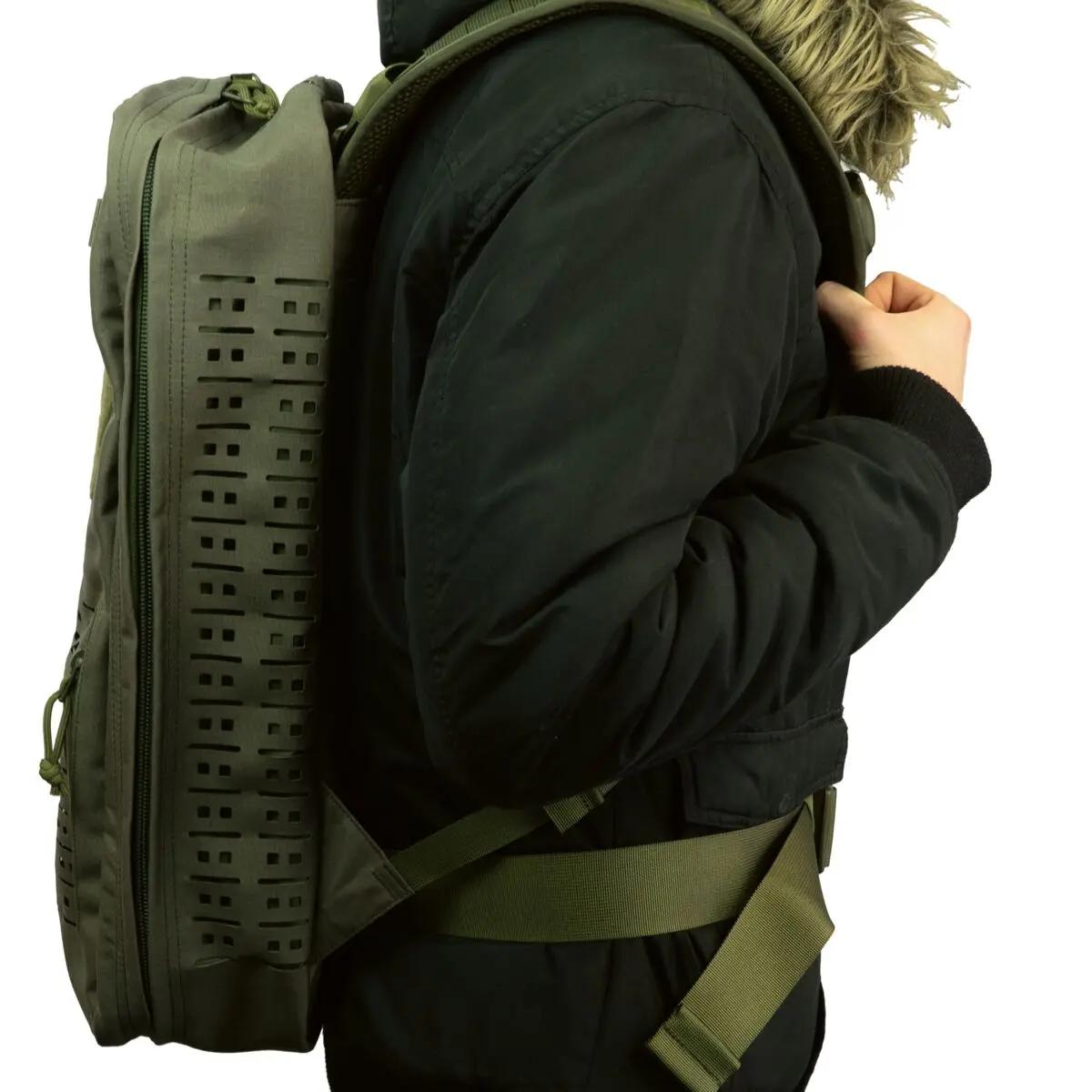 Eine Person trägt den PARAMEDYK® Notfallrucksack - Oliv aus robustem CORDURA 1100dtex, mit YKK-Reißverschlüssen und ITW NEXUS-Schnallen auf dem Rücken.