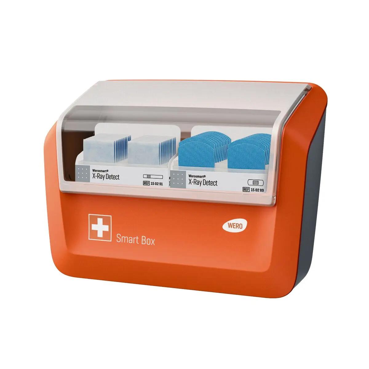 Ein WERO Smart Box Pflasterspender gefüllt mit blauen, flexiblen, röntgen- und elektromagnetisch detektierbaren Pflasterstrips.