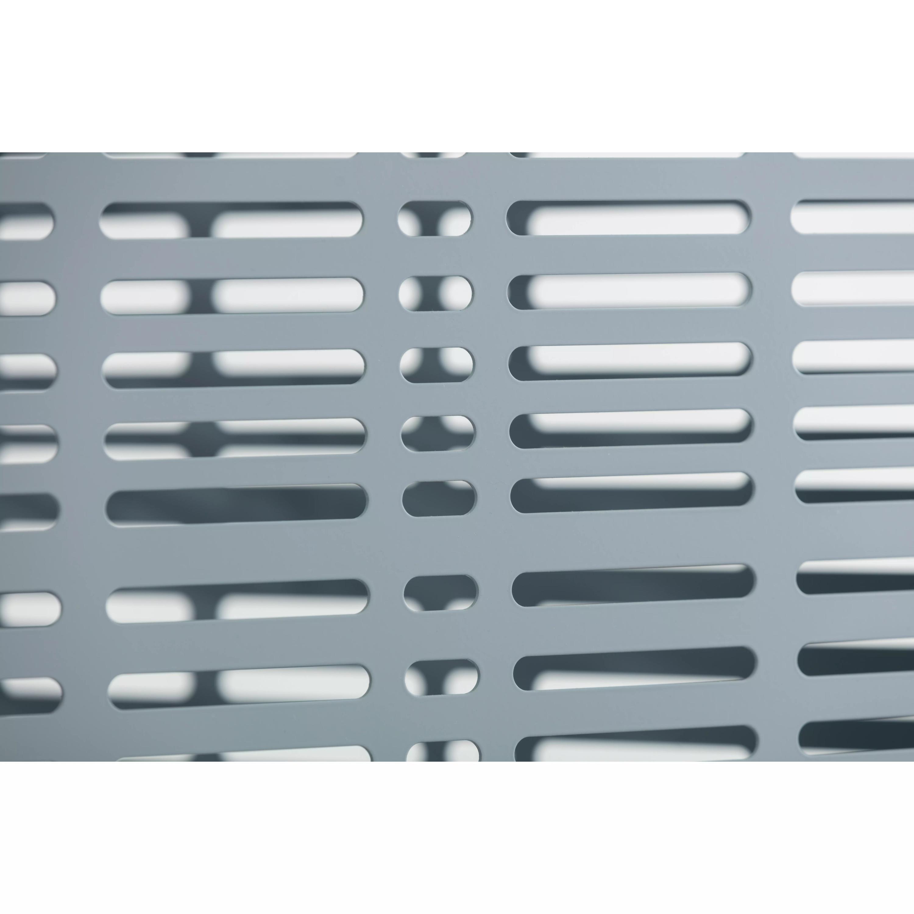 Eine silbergraue Weroflex® Station - 3-Seiten Komplett-Set Metallgitterblende mit gleichmäßig perforiertem Lochmuster und rechteckiger Form.