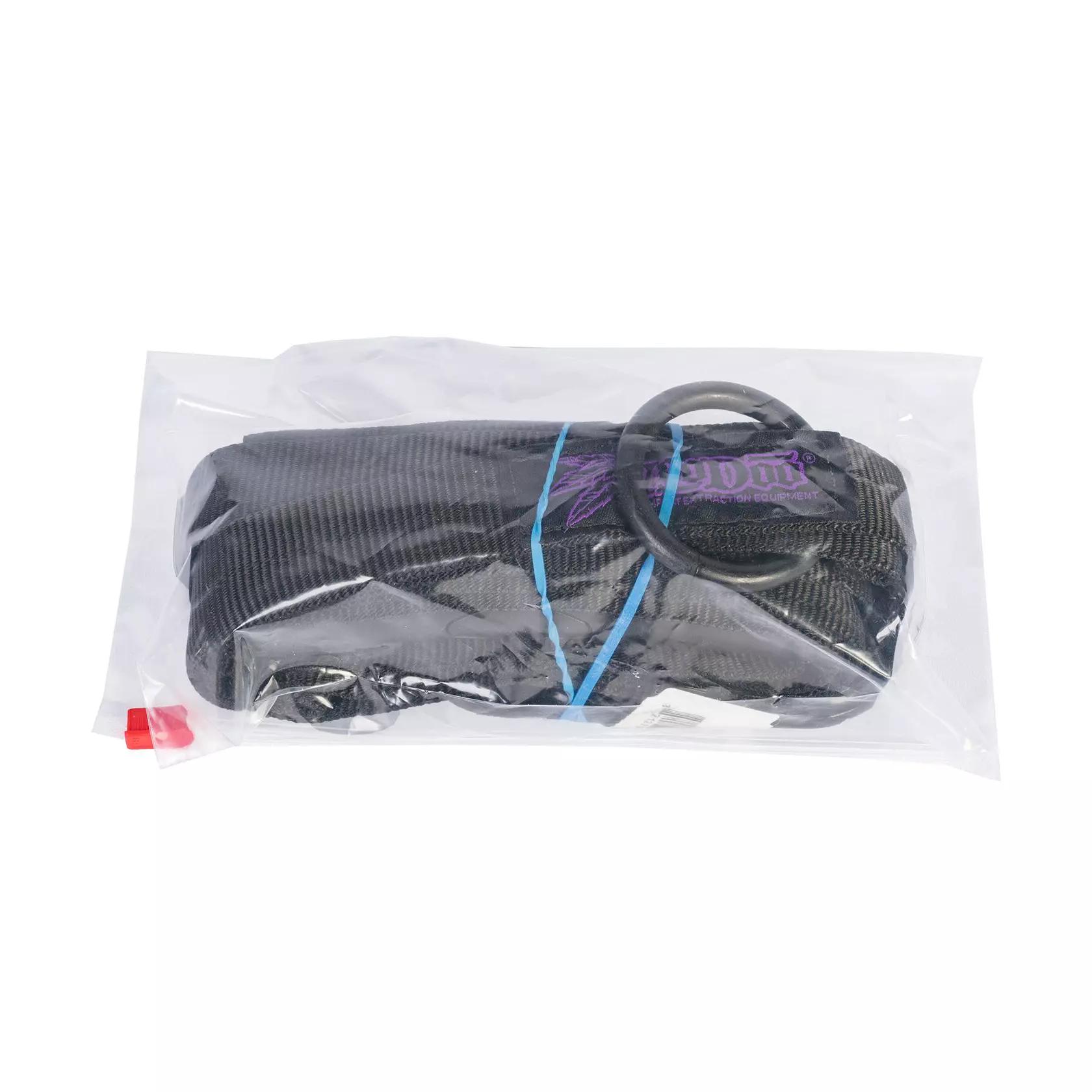 Schwarzer, kompakt gefalteter Gurt des NAR Dragon Handle System Rettungsgurtsystem, in transparenter Folie mit blauem Gummiband gebündelt, lila Logoaufschrift.