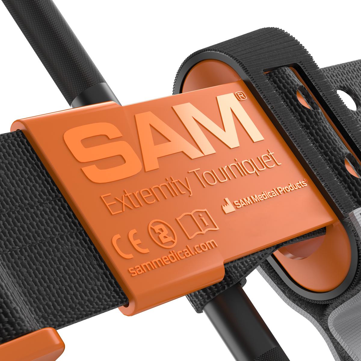 Extremity Tourniquet SAM® XT - Orange mit auffälligem weißen Etikett, schwarzem Gurt und sichtbarer Schnalle aus robusten Nylonpolymeren.