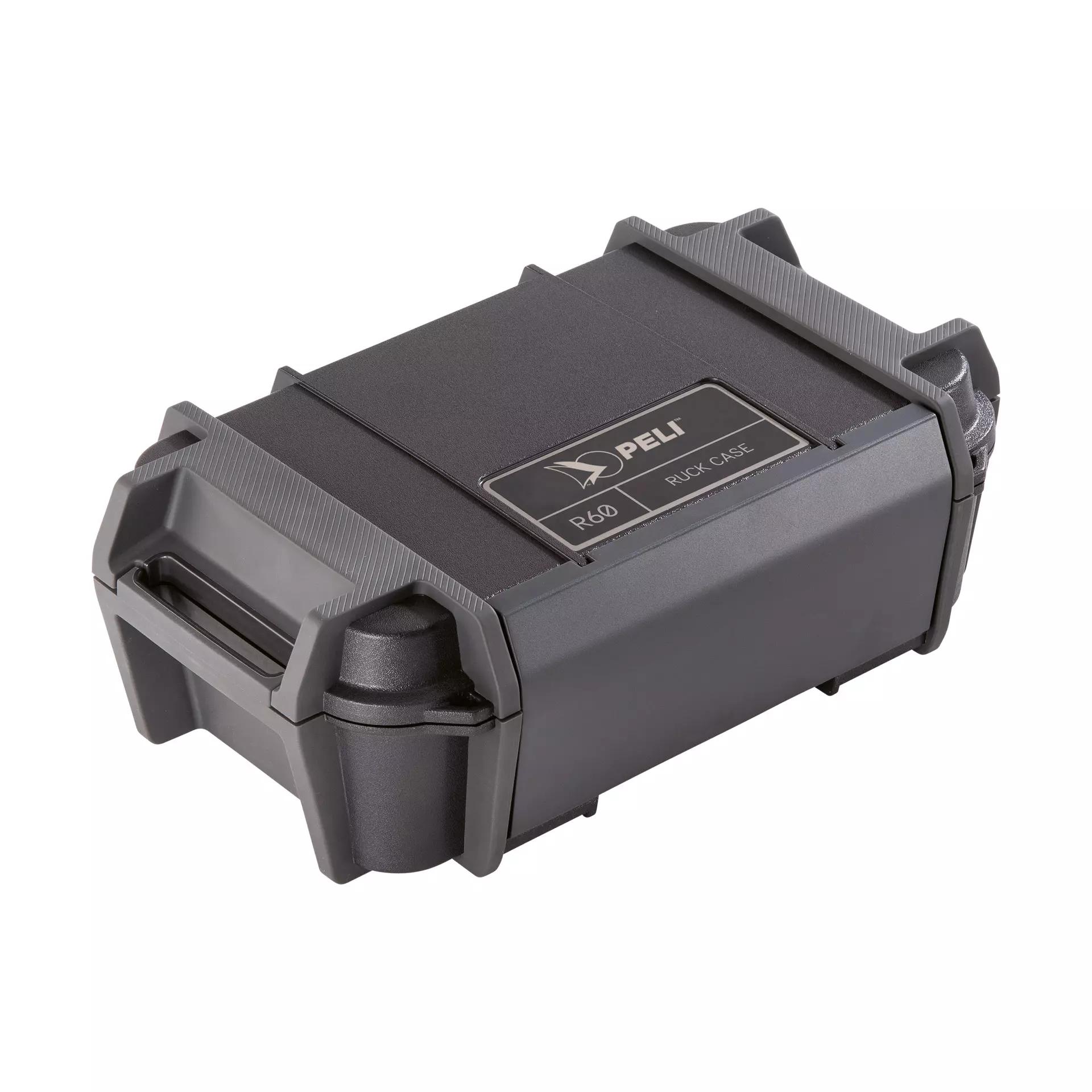Schwarzes Peli™ R60 Ruck Case mit robustem Gehäuse, seitlichen Griffen, frontseitigem Logo-Label, Reißverschluss und stabilem Verschluss.