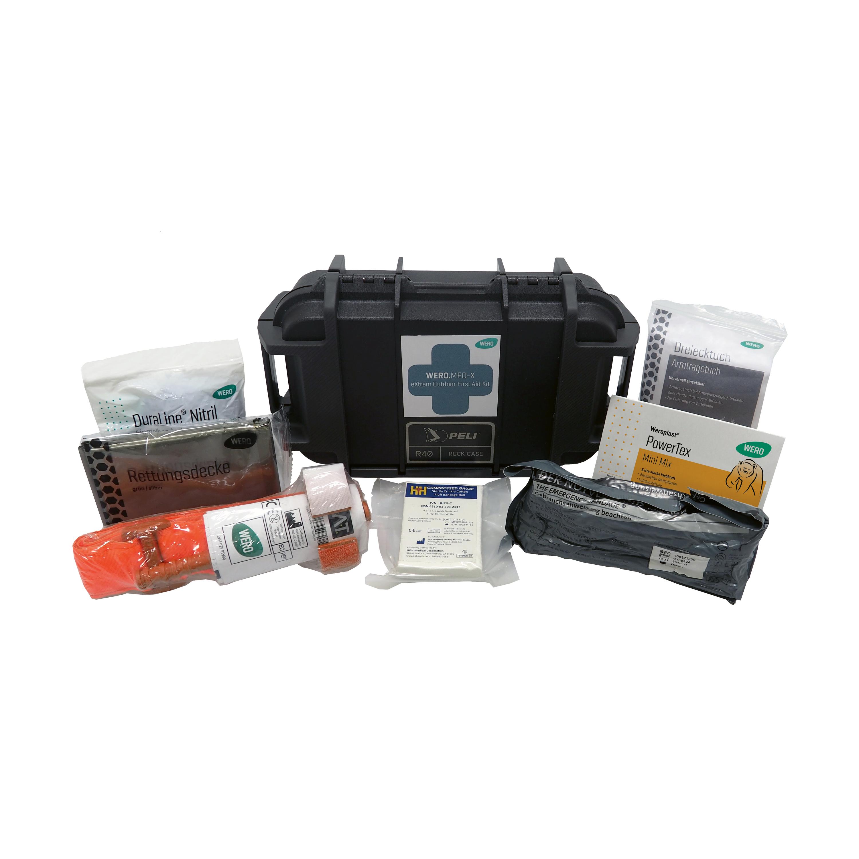 Ein robustes WERO MED-X® eXtrem Outdoor First Aid Kit aus schwarzem Peli R40 Case, mit orangefarbenem Tourniquet, Rettungsdecke und verschiedenen Verbandpäckchen.
