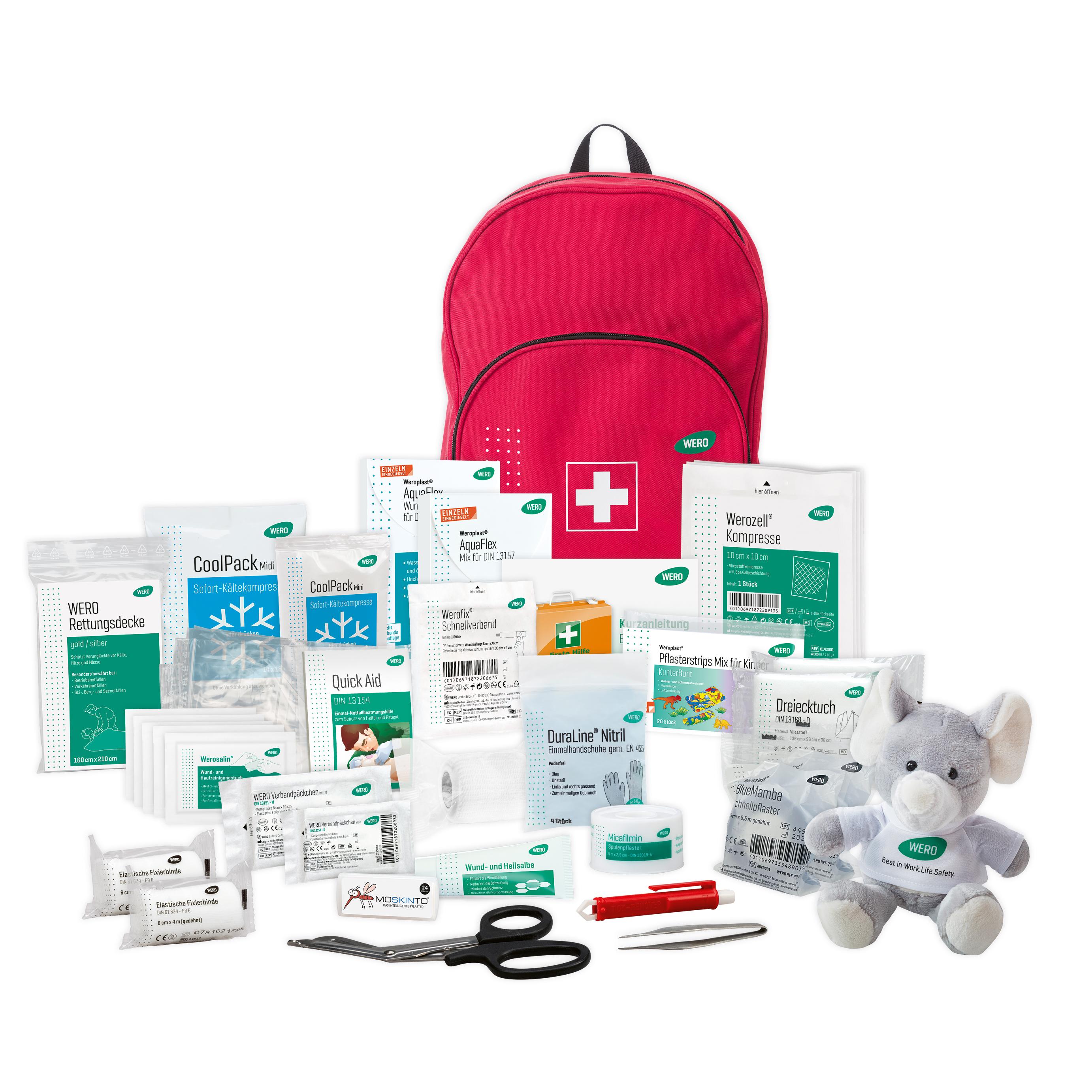 Ein geöffneter WERO Erste Hilfe Rucksack gefüllt mit WERO Sani To Go Füllung zeigt zahlreiche Verbandmaterialien, Werkzeug und ein Stofftier in Schweizerkreuz-Anordnung.