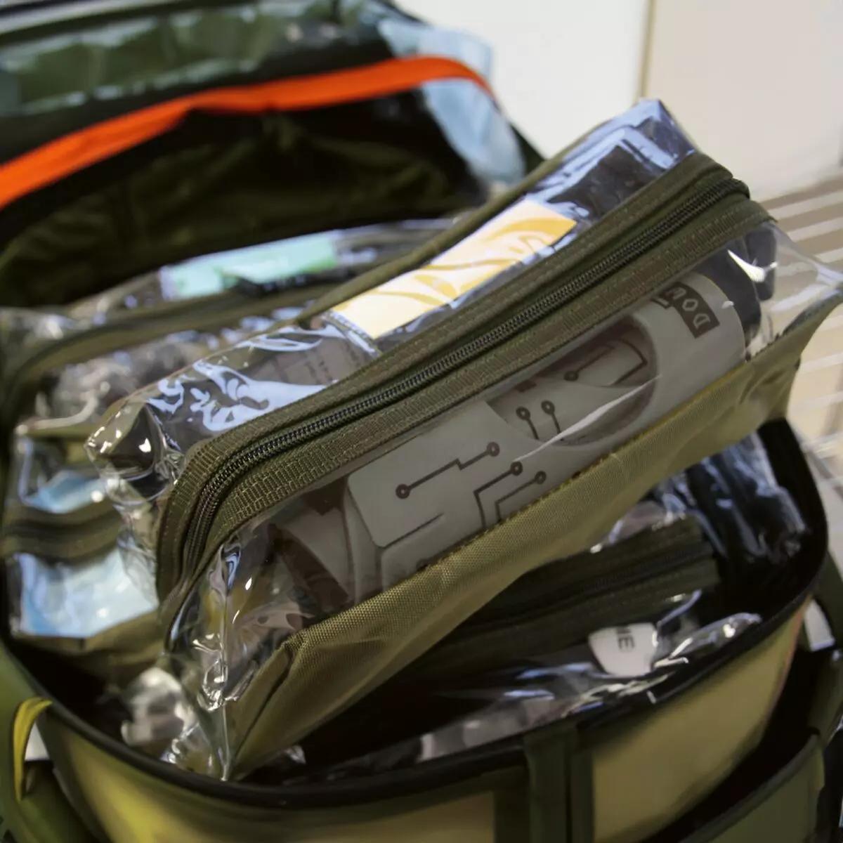 Ein geöffneter Notfallrucksack mit dem kompakten, grauen Immobilisationskragen Necklite™, der flexibel faltbar und für die cervicale Stabilisierung konzipiert ist.