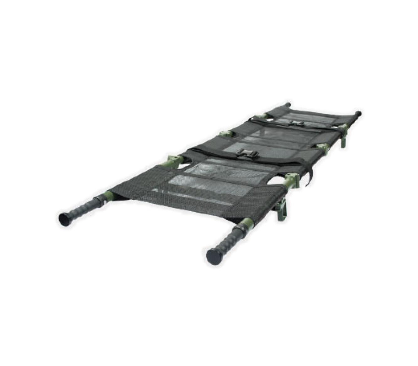 Klappbare Trage mit schwarzem Metallrahmen, dunklem Mesh-Bezug, grünen Gurten, vier Griffen und schwarzer Schnalle auf der Auflagefläche.