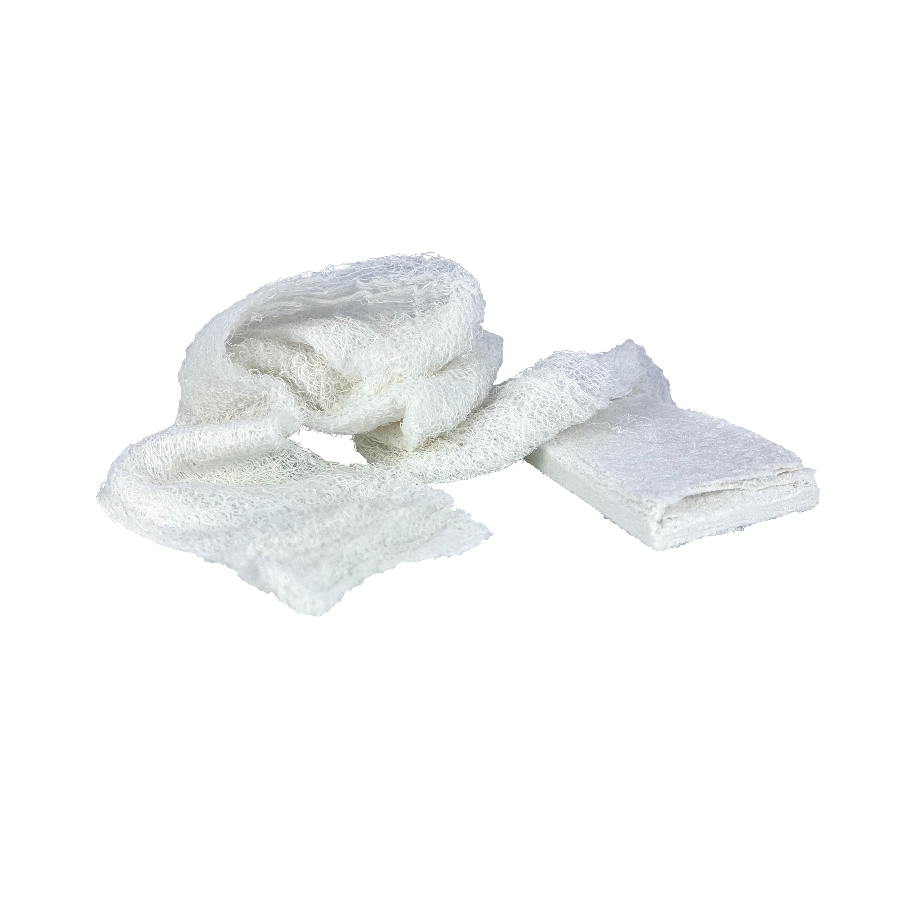 Ein gefaltetes Stück Lifeguard komprimierte Gaze mit Z-Faltung und 6-lagiger Struktur liegt texturiert im Fokus des Bildes.