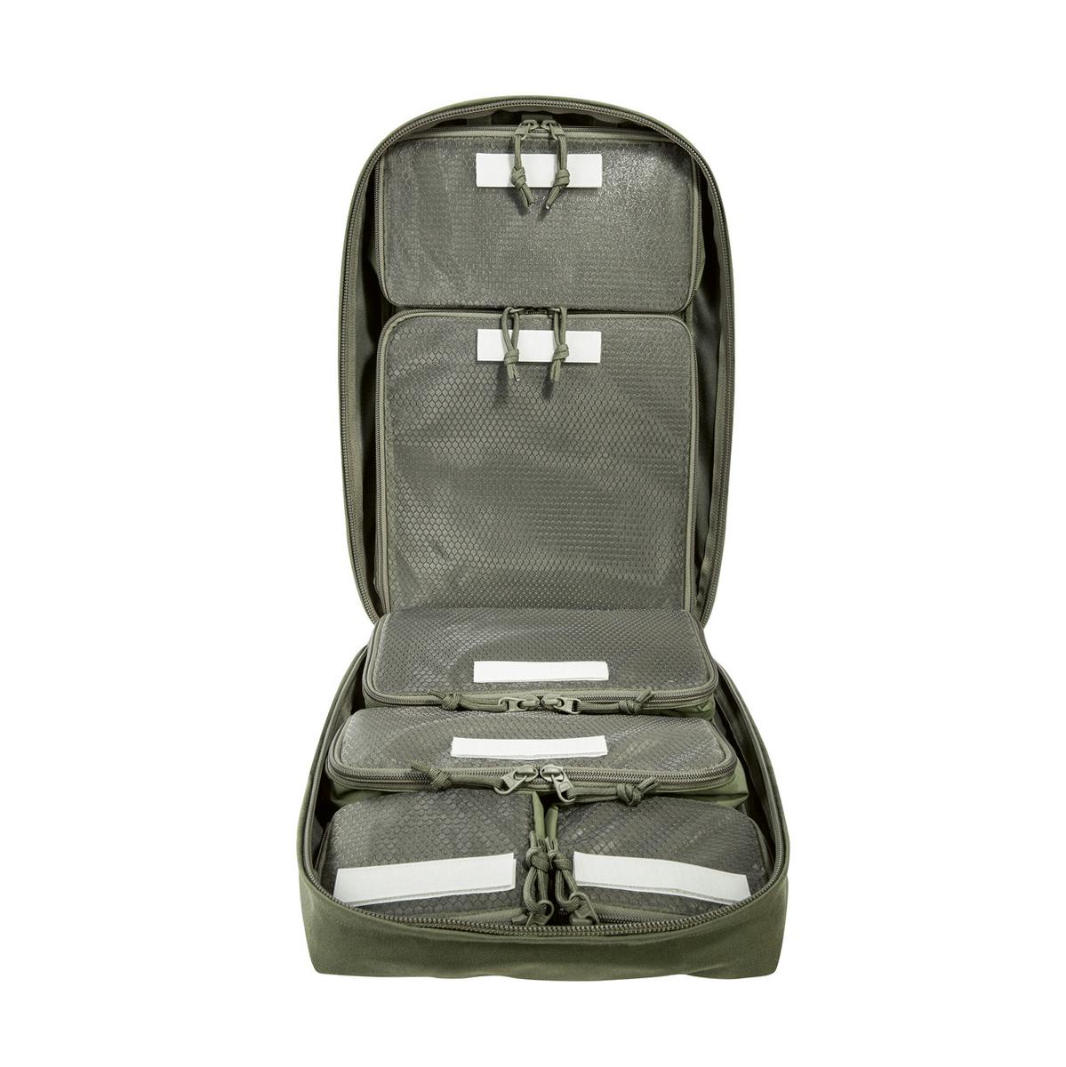 Ein TT Survival Pack Rucksack in Olivgrün mit mehreren beschrifteten Fächern, Reißverschlüssen, Schnallen und Netzflächen für optimale Organisation.