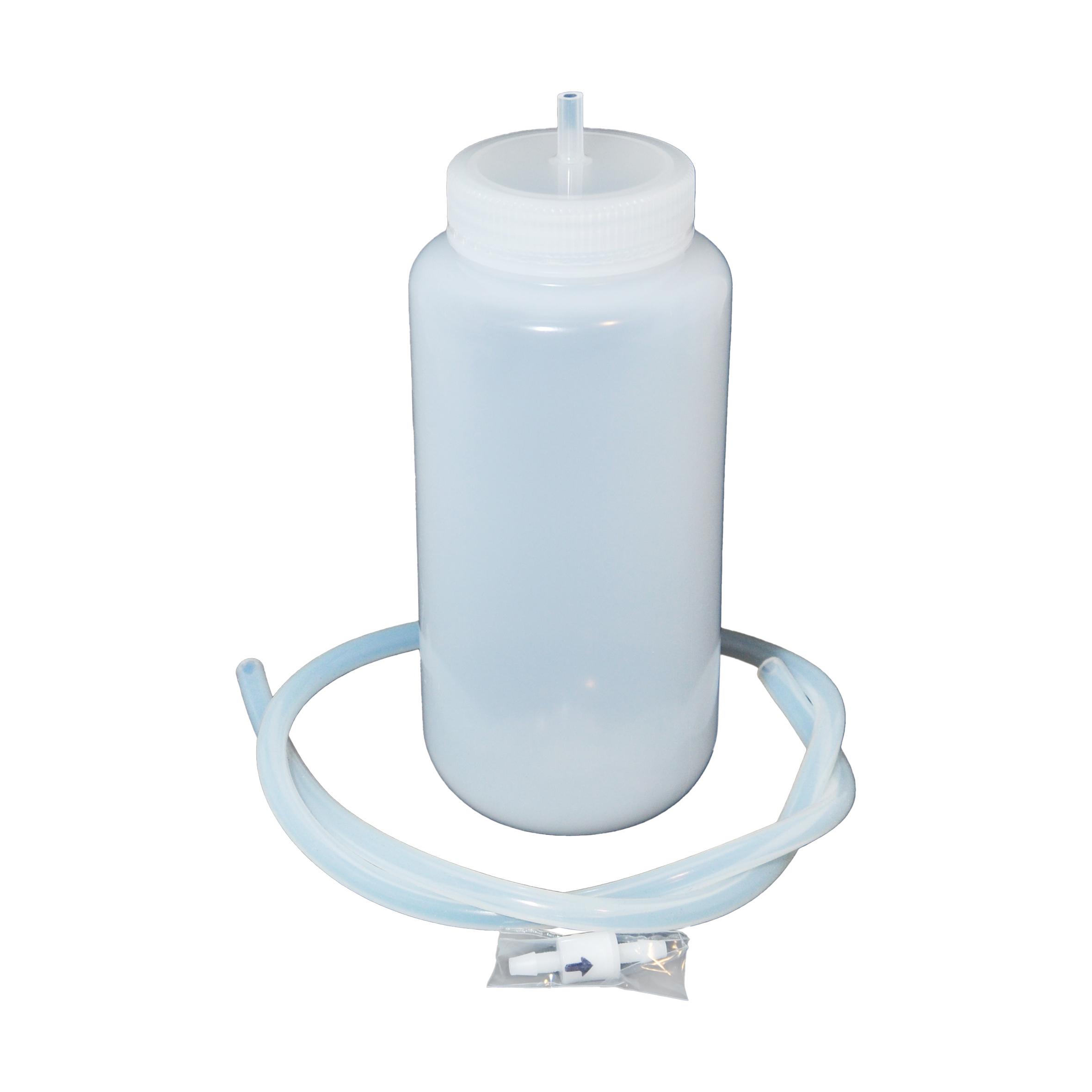 Transparente Quetschflasche mit weißem Deckel, eingeführtem Schlauch und Ventil für TrueClot® Trainer, gefüllt mit blauem Flüssigkeitssimulanz.