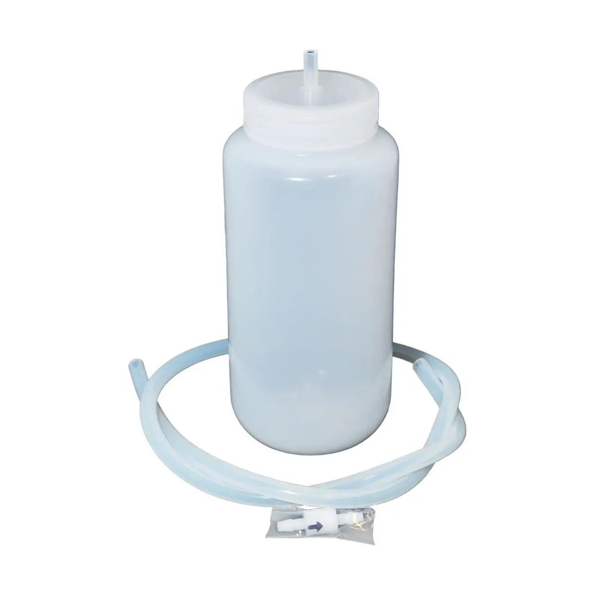 Transparente Quetschflasche mit weißem Deckel, eingeführtem Schlauch und Ventil für TrueClot® Trainer, gefüllt mit blauem Flüssigkeitssimulanz.