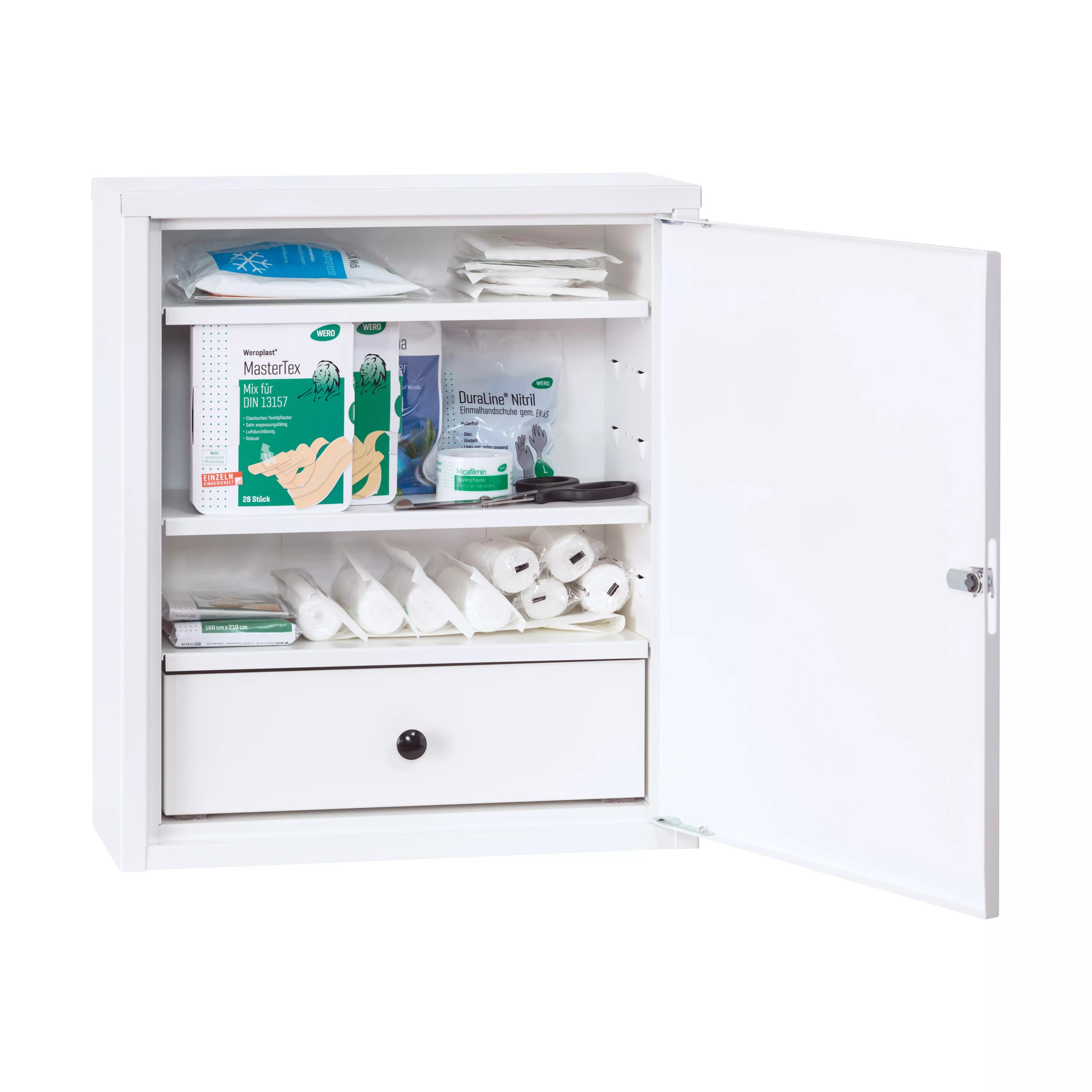 Der WERO Verbandschrank Midi Xtra 222 steht geöffnet da, zeigt drei verstellbare Einlegeböden, eine Schublade und leere Fächer für Verbandmaterial.