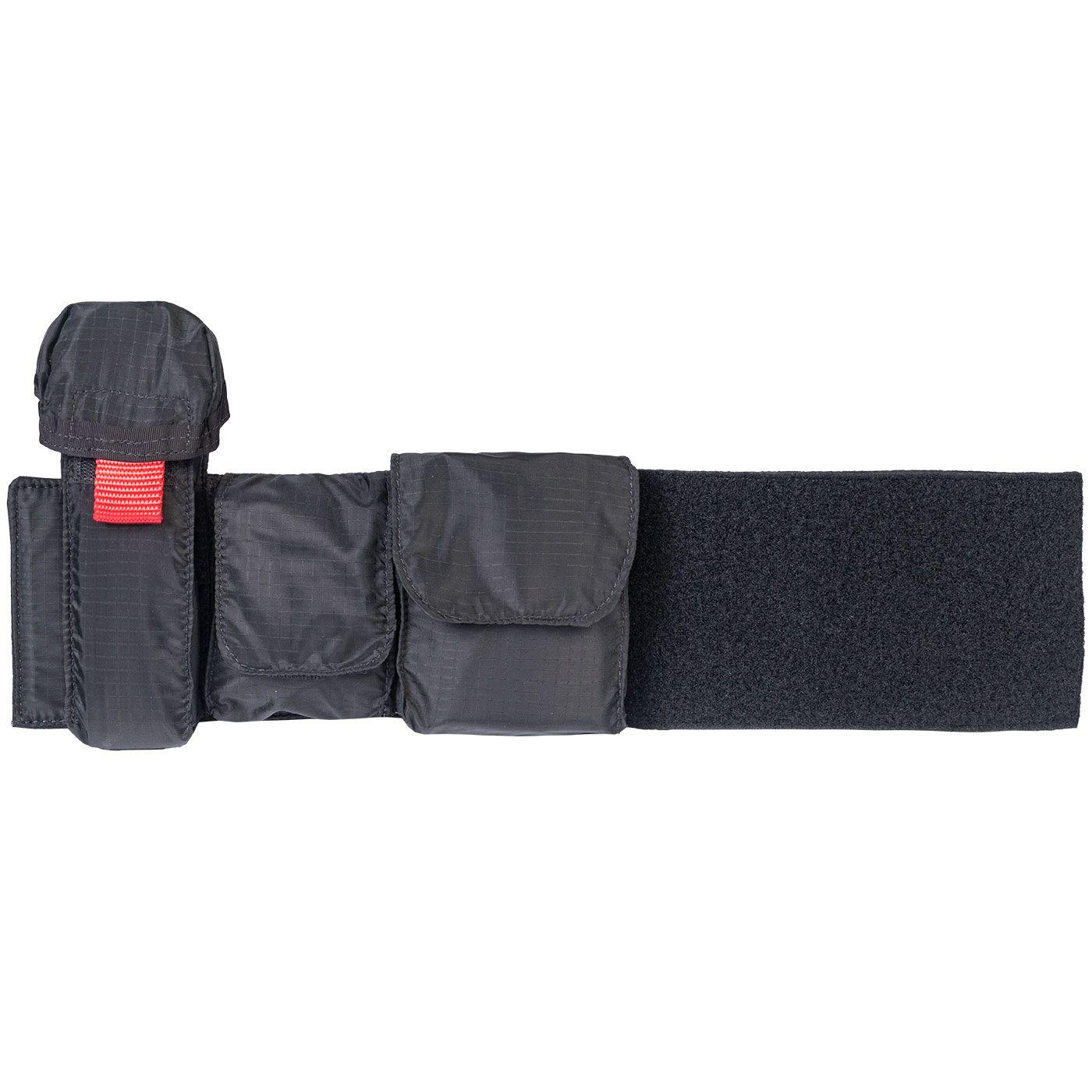 Schwarzer NAR Knöchel Trauma Halter mit sechs gerippten Taschen, wasserabweisendes Material, mehrere Fächer mit Klettverschlüssen und einer roten Markierung.