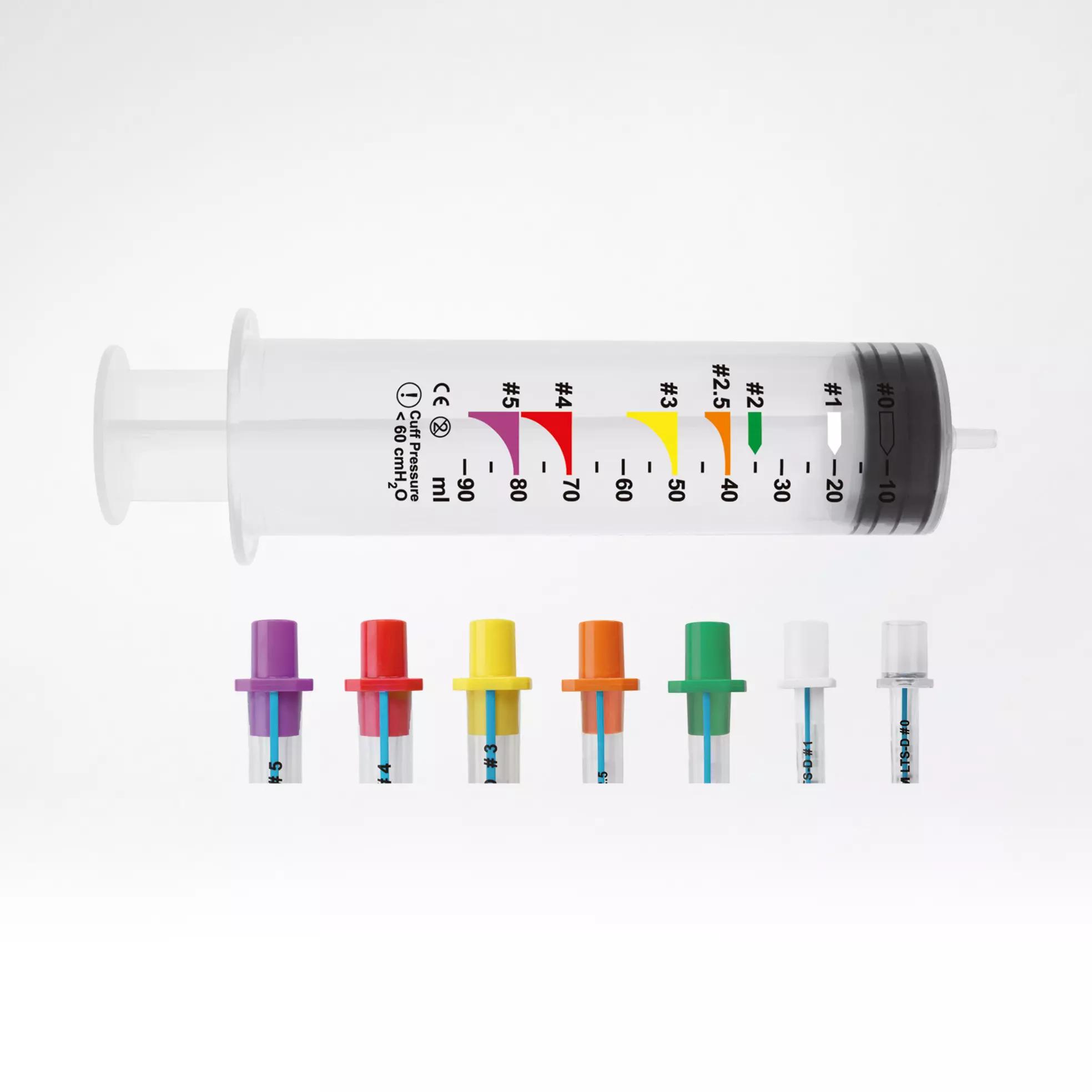 Transparente Spritze mit weißem Etikett „Cuff Pressure 60 cmH2O“ und sieben farbcodierten, nummerierten Verbindungsschläuchen für Larynxtubus LTS-D Sets, steril – Erwachsene.