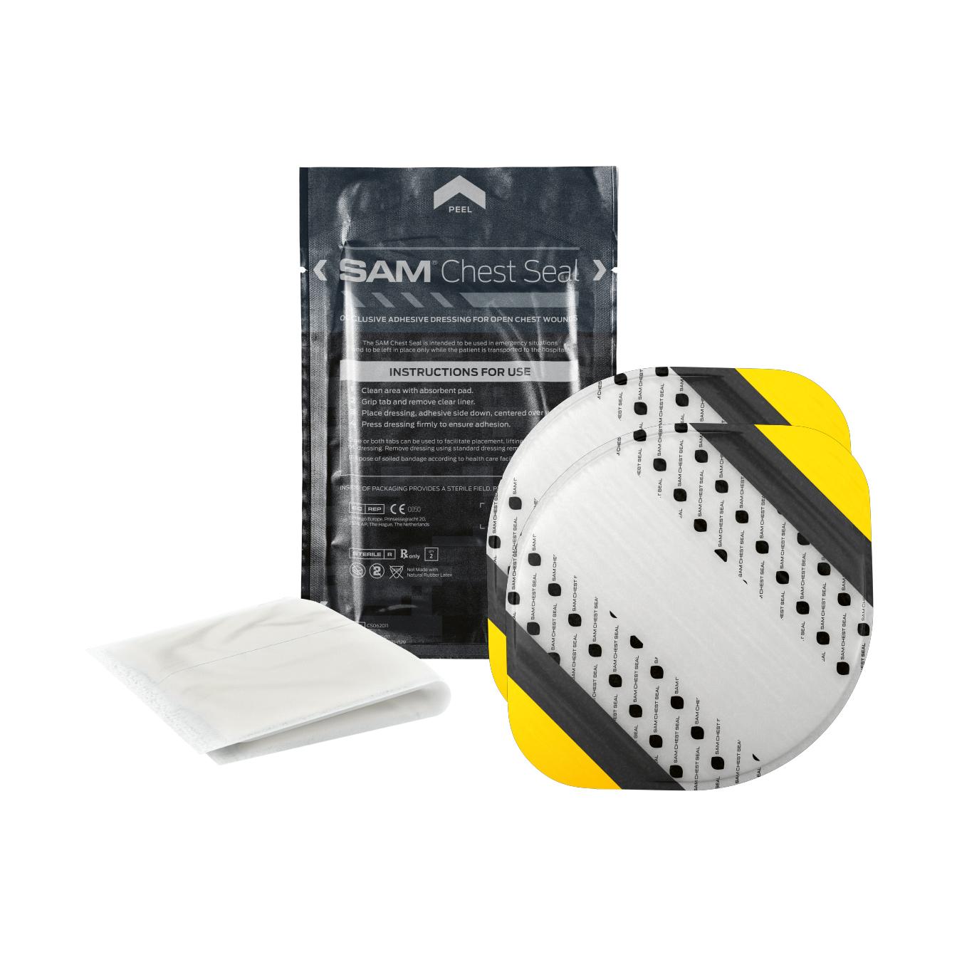 Das Bild zeigt die Verpackung von SAM® Chest Seal - ohne Ventil, daneben zwei weiße, teils gemusterte Brustverbandpflaster und ein Reinigungstuch.