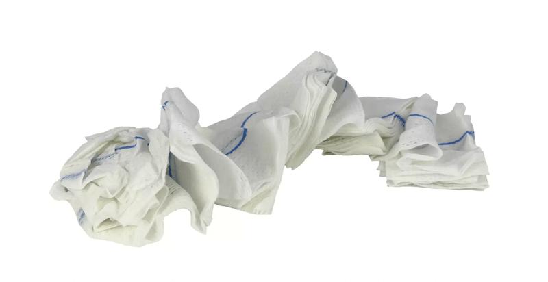 Weißer Mullverband mit unregelmäßig gewickelten, blauen Markierungsstreifen, locker aufgerollt und leicht zerknittert.