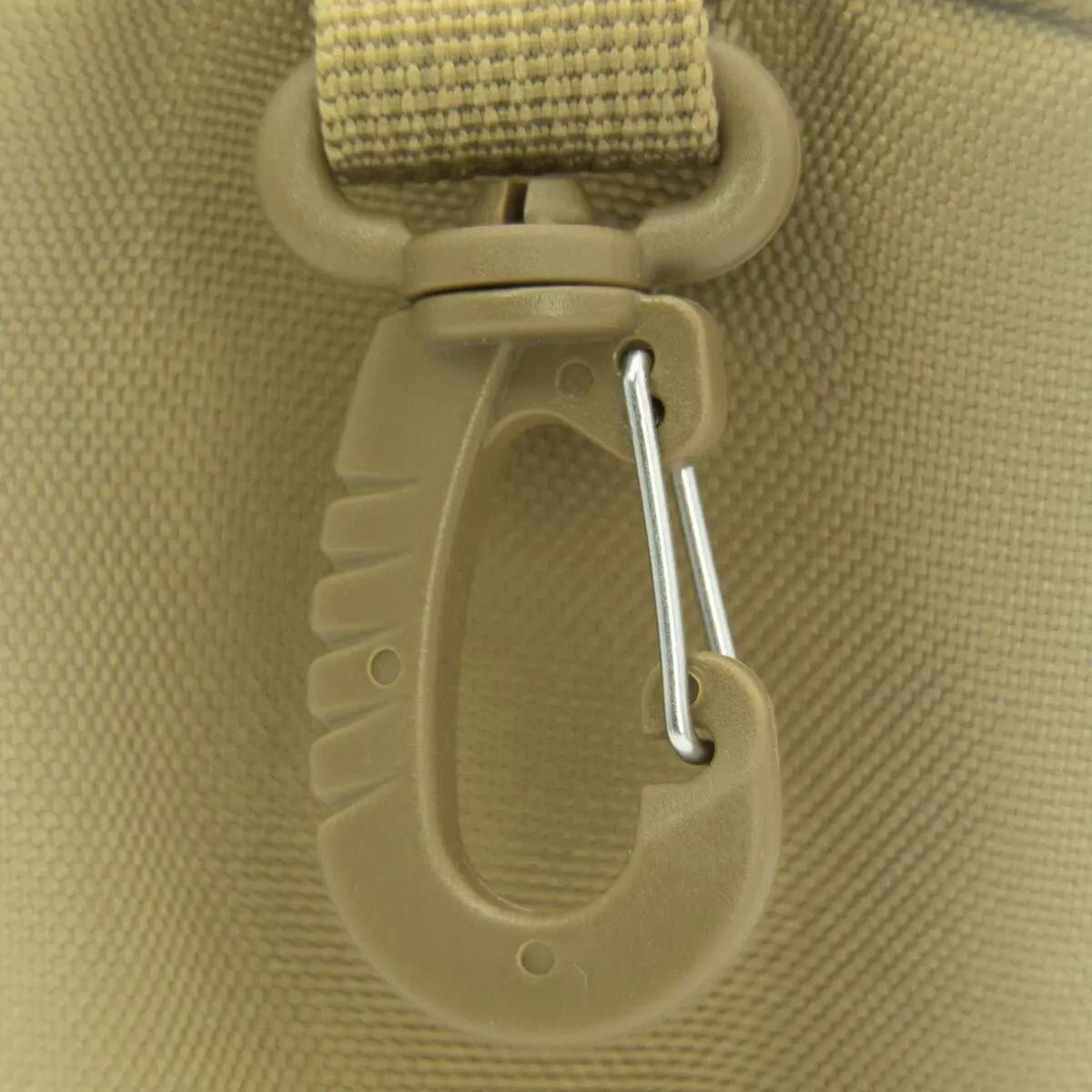 Ein tanfarbener Kunststoffkarabiner mit silbernem Clip hält den WERO MED-X® Mini Notfallrucksack an einem beigen, stabil vernähten Nylonriemen.