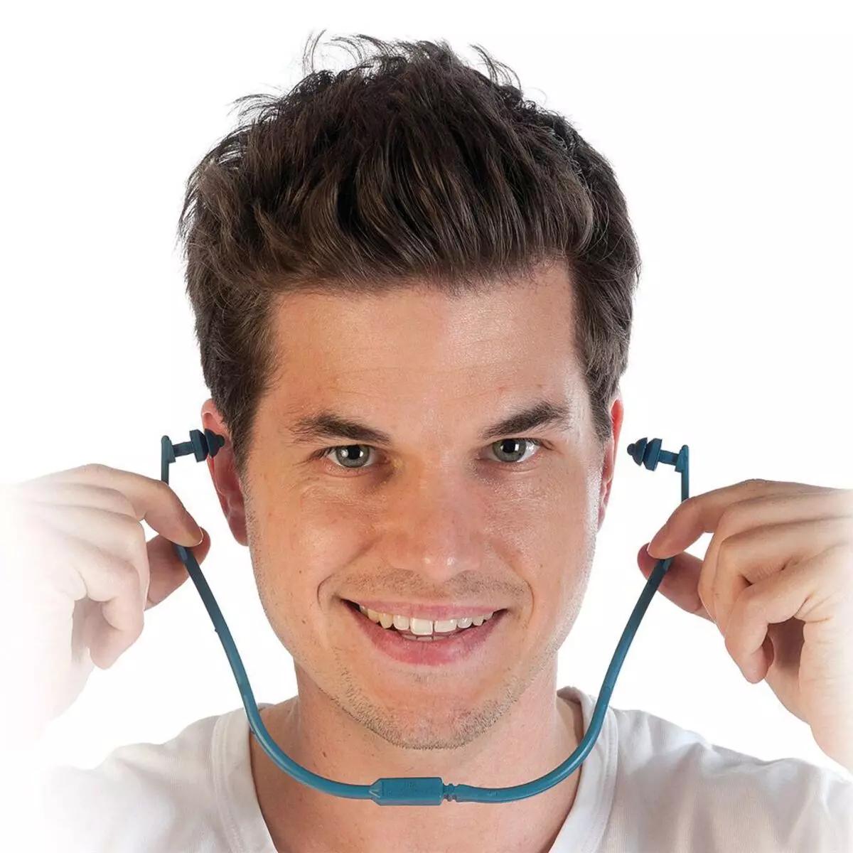 Ein Mann setzt sich Bügelgehörschutz detektierbar auf, bestehend aus blauen Ohrstöpseln am flexiblen blauen Bügel, geeignet für Schallreduktion.